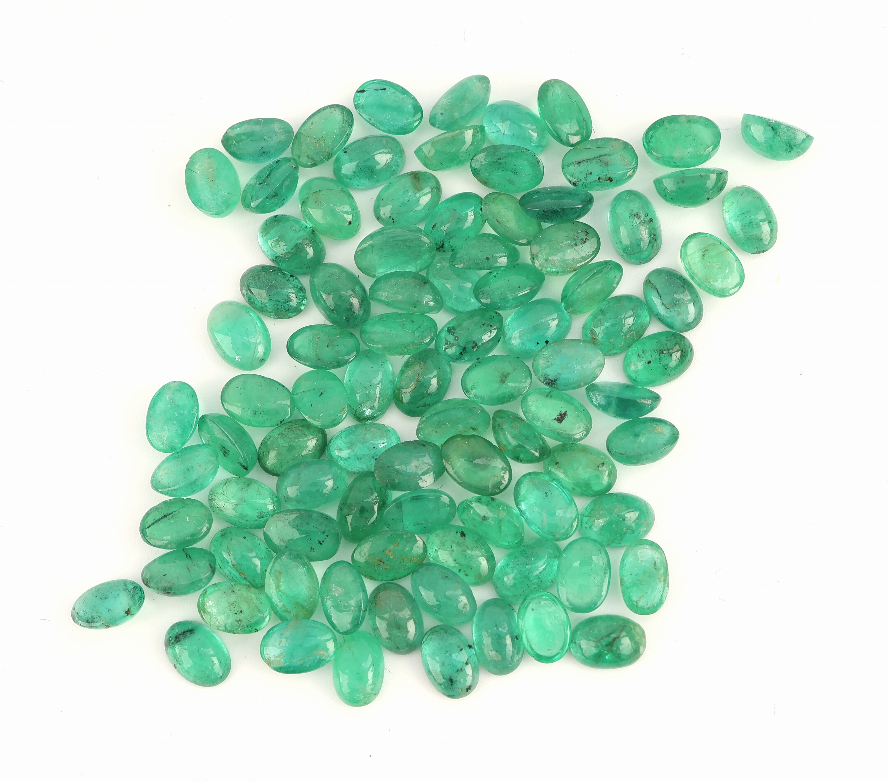 Lot lose Smaragde, zus. 42.34 ct, ovale Cabochons, in versch. Farbnuancen
