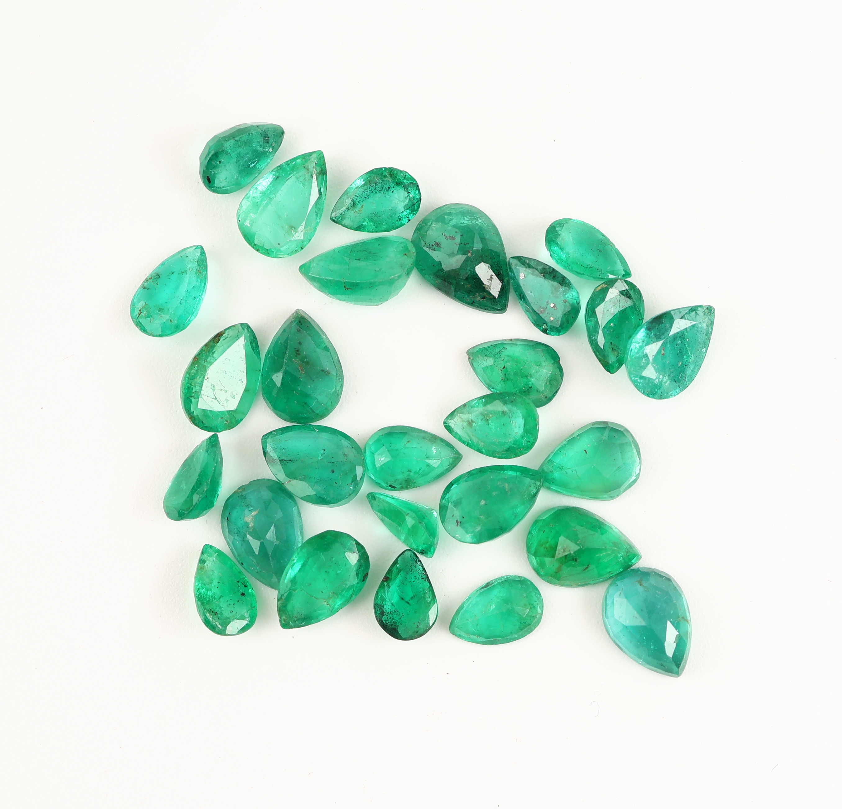 Lot lose facett. Smaragde, zus. 12.67 ct, Tropfenform, in versch. Farbnuancen