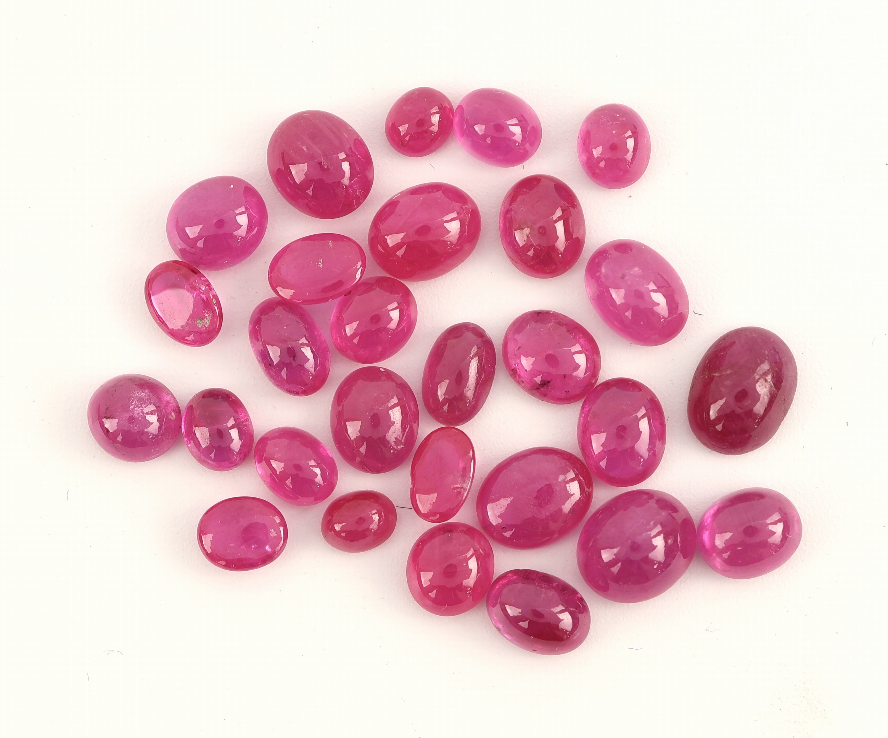 Lot lose Rubine, zus. 24.54 ct, ovale Cabochons, in versch. Farbnuancen