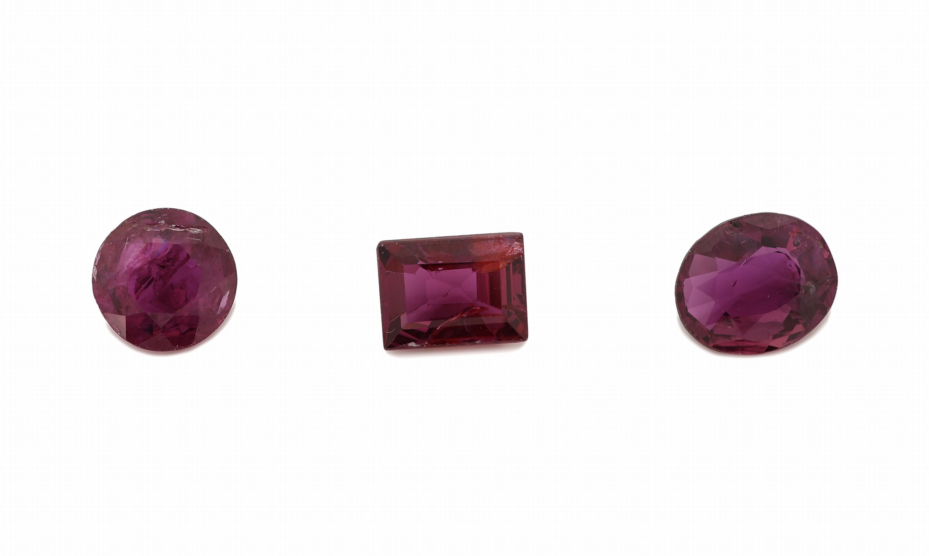 Lot 3 lose facett. Rubine, zus. 1.92 ct, 1 x oval, 1 x rund, 1 x Baguette, versch. Farben