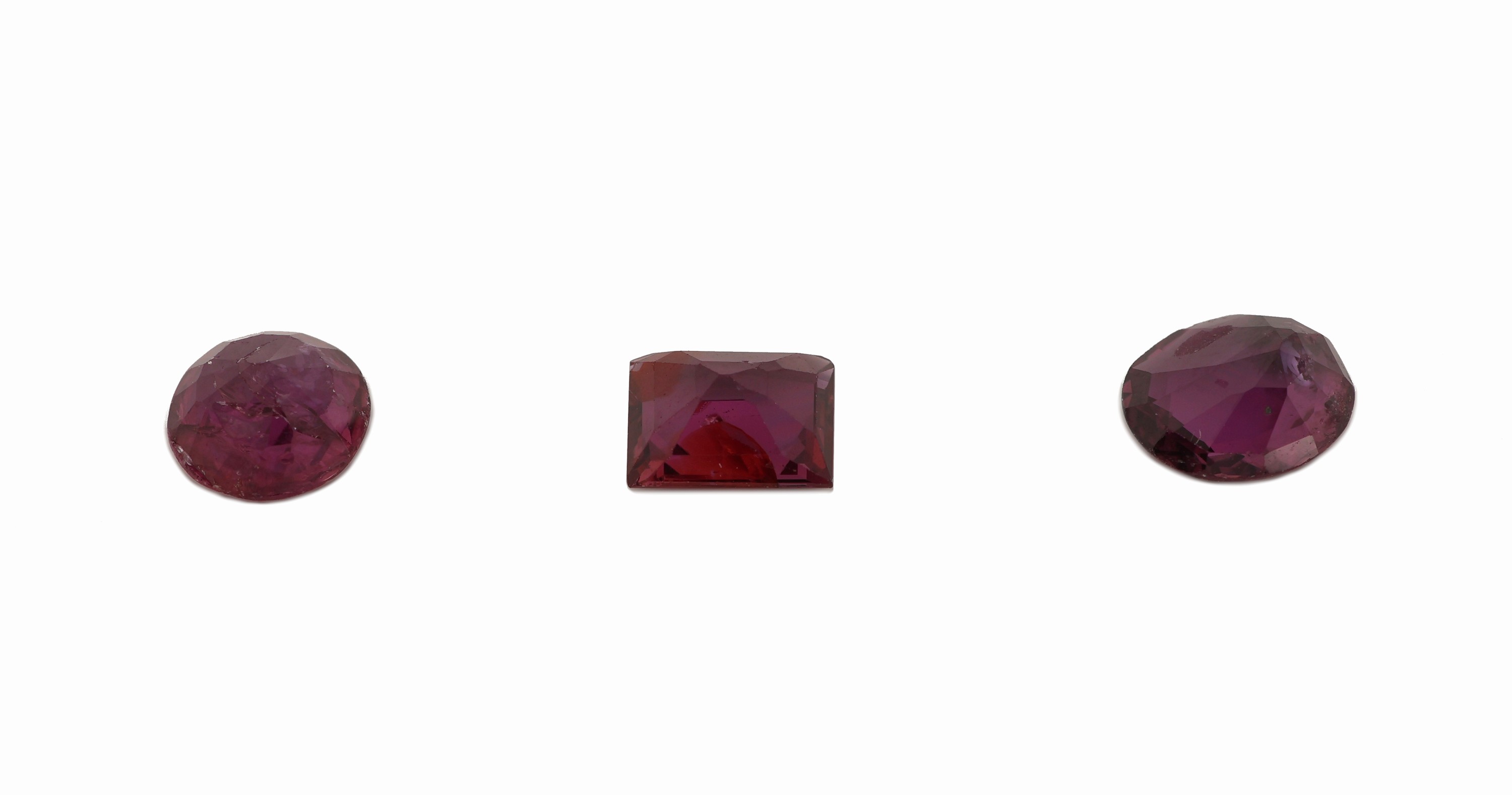 Detail a: Lot 3 lose facett. Rubine, zus. 1.92 ct, 1 x oval, 1 x rund, 1 x Baguette, versch. Farben