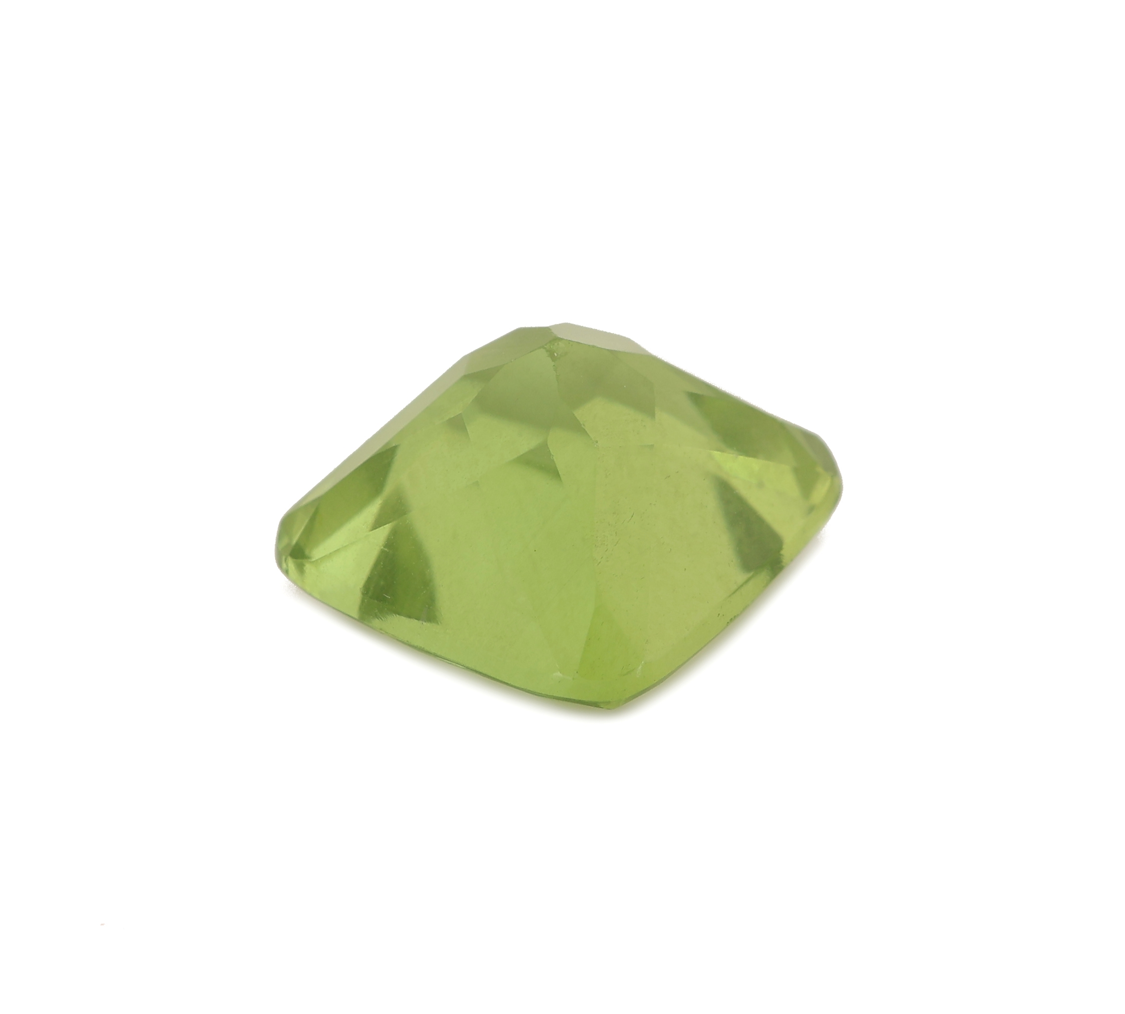 Detail b: Loser facett. Peridot, 7.34 ct, Carree, ca. 10.8 x 10.8 mm