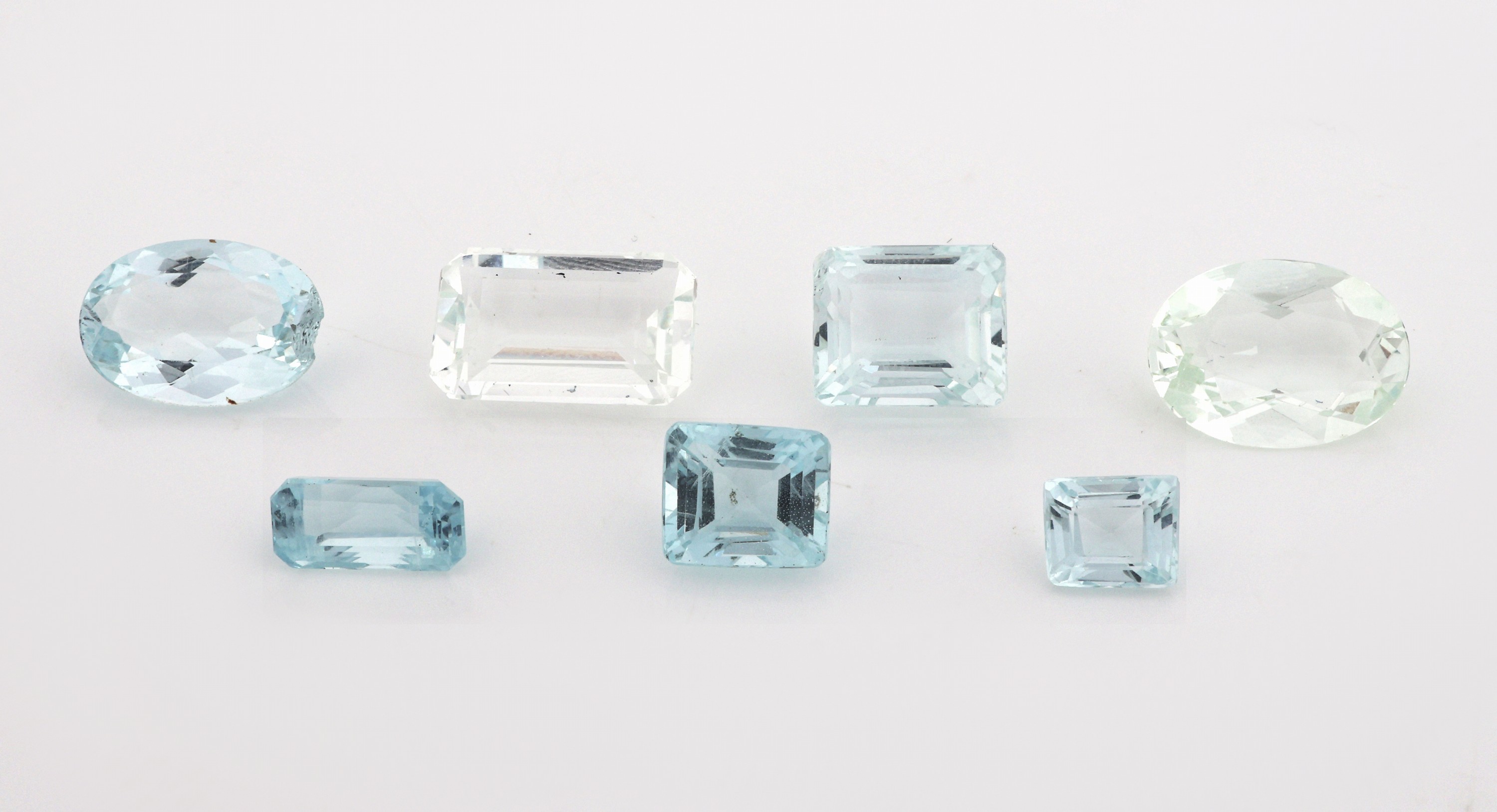 Lot 7 lose facett. Aquamarine, zus. 24.07 ct, 2 x oval, 3 x Rechteck, 2 x Baguette, in versch. Farbnuancen