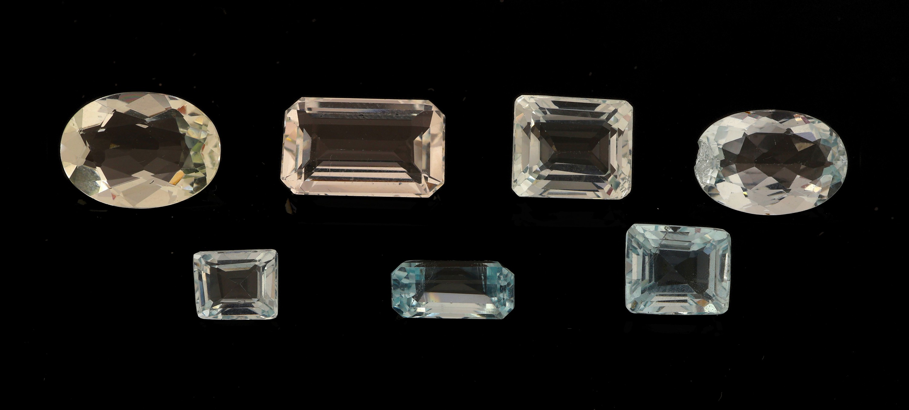 Detail a: Lot 7 lose facett. Aquamarine, zus. 24.07 ct, 2 x oval, 3 x Rechteck, 2 x Baguette, in versch. Farbnuancen