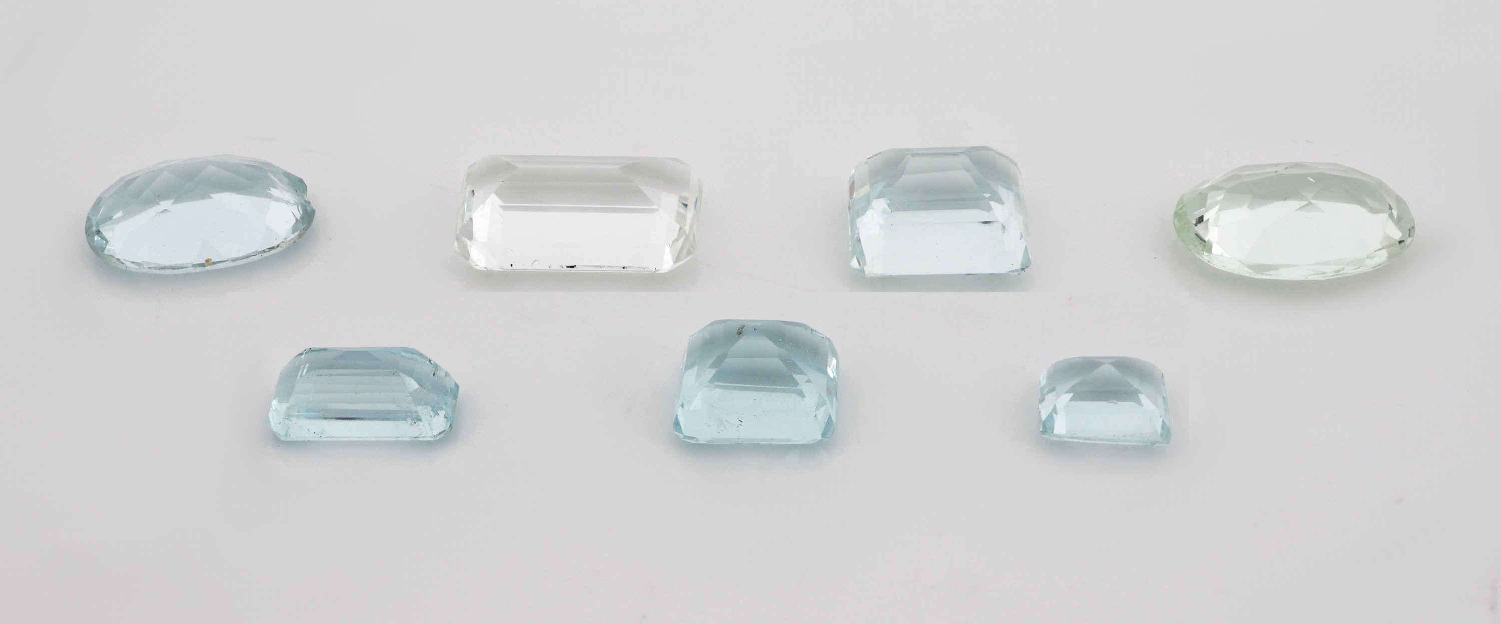 Detail b: Lot 7 lose facett. Aquamarine, zus. 24.07 ct, 2 x oval, 3 x Rechteck, 2 x Baguette, in versch. Farbnuancen