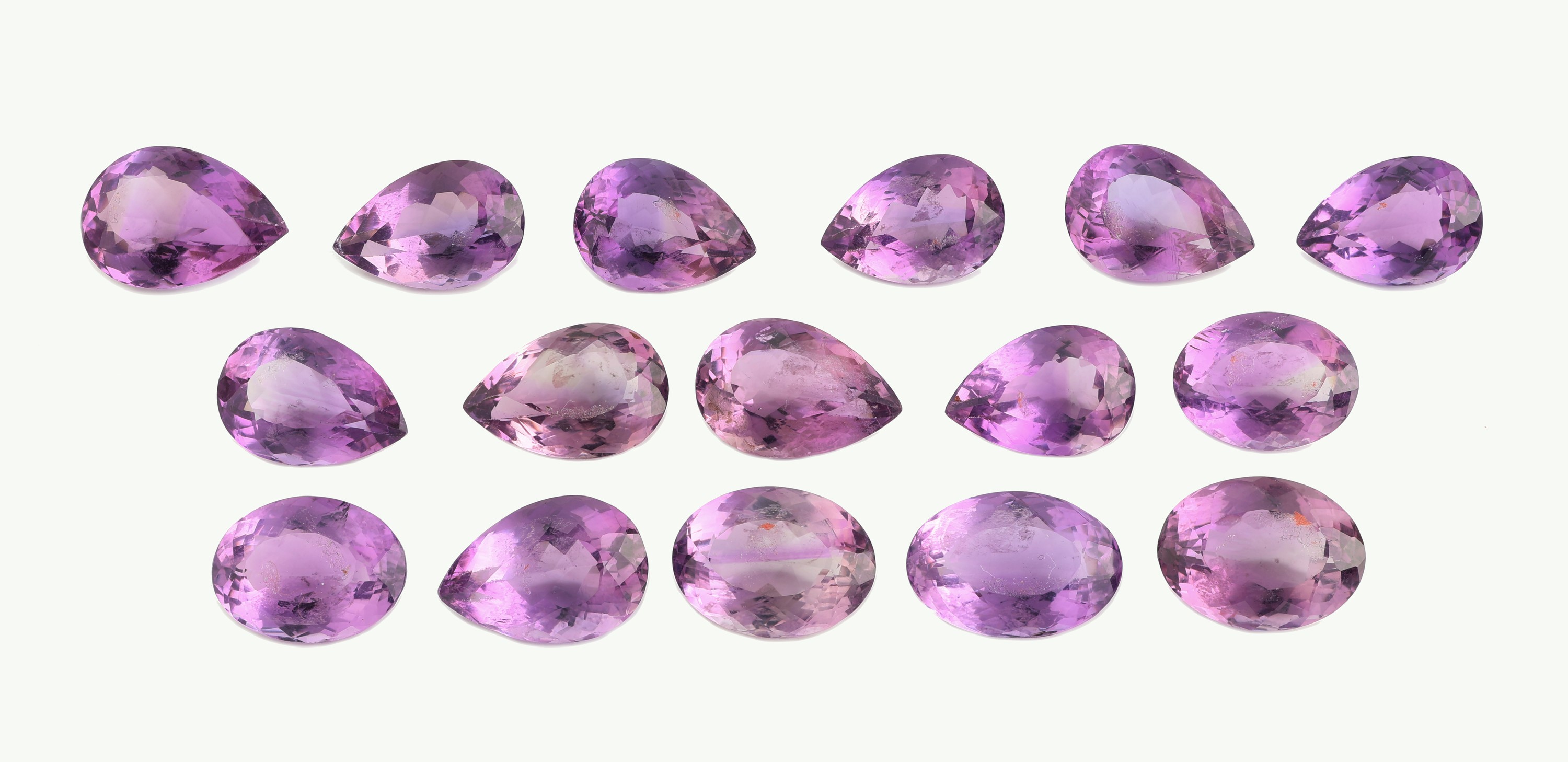 Lot 17 lose facett. Amethyste, zus. 165.5 ct, oval und Tropfenform