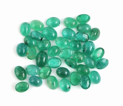 Image 26962621 - Lot lose Smaragde, zus. 58.38 ct, ovale Cabochons, in versch. Farbnuancen ...