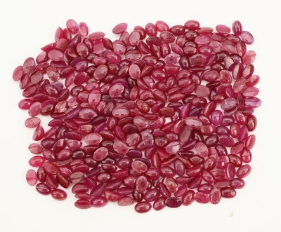 Image Lot lose Rubine, zus. 200.31 ct, ovale Cabochons, in versch. Farbnuancen, beh. ...