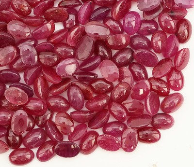 26962634a - Lot lose Rubine, zus. 200.31 ct, ovale Cabochons, in versch. Farbnuancen, beh. ...