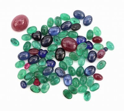 Image Lot lose Smaragde, Rubine und Saphire, zus. 59.84 ct, Cabochons in versch. Formen, z.T. ...