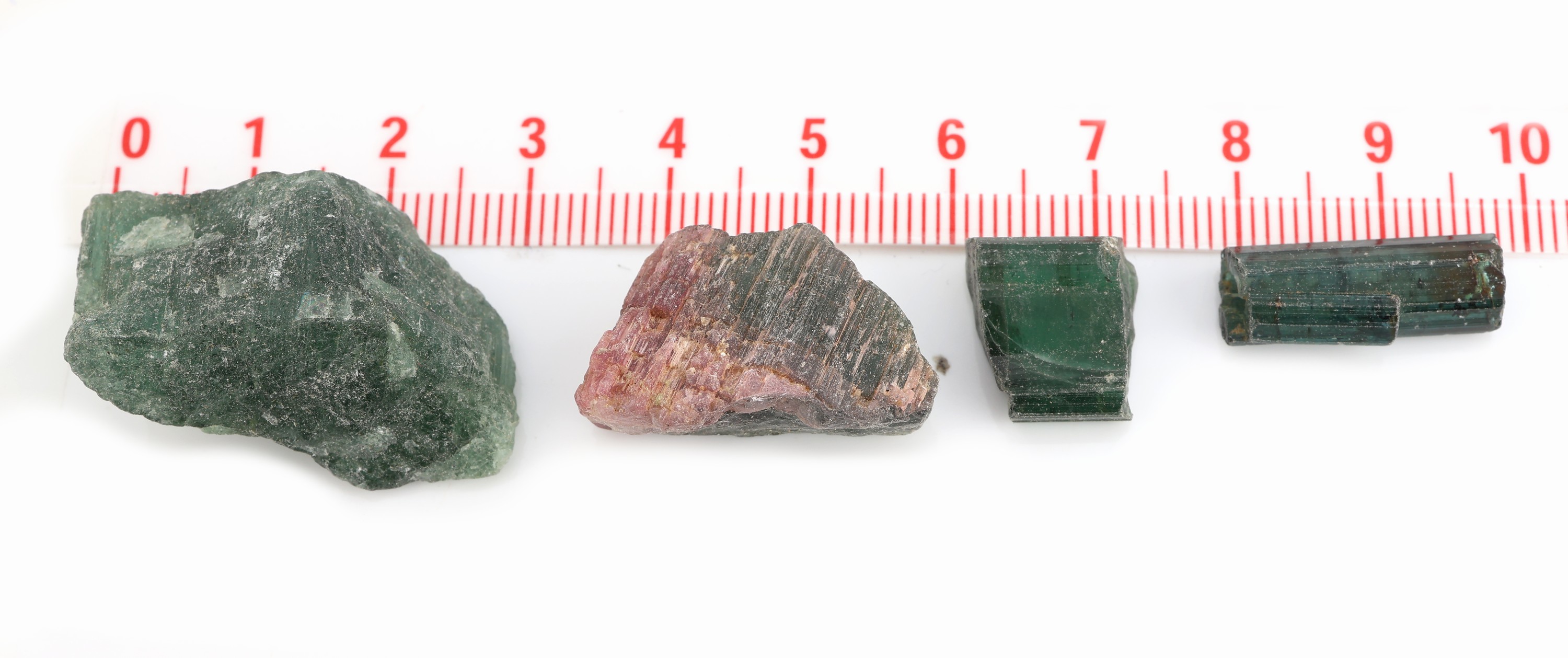 Detail b: Lot lose Turmalin-Rohsteine, ca. 287.8 g, ca. 1439 ct, gewogen