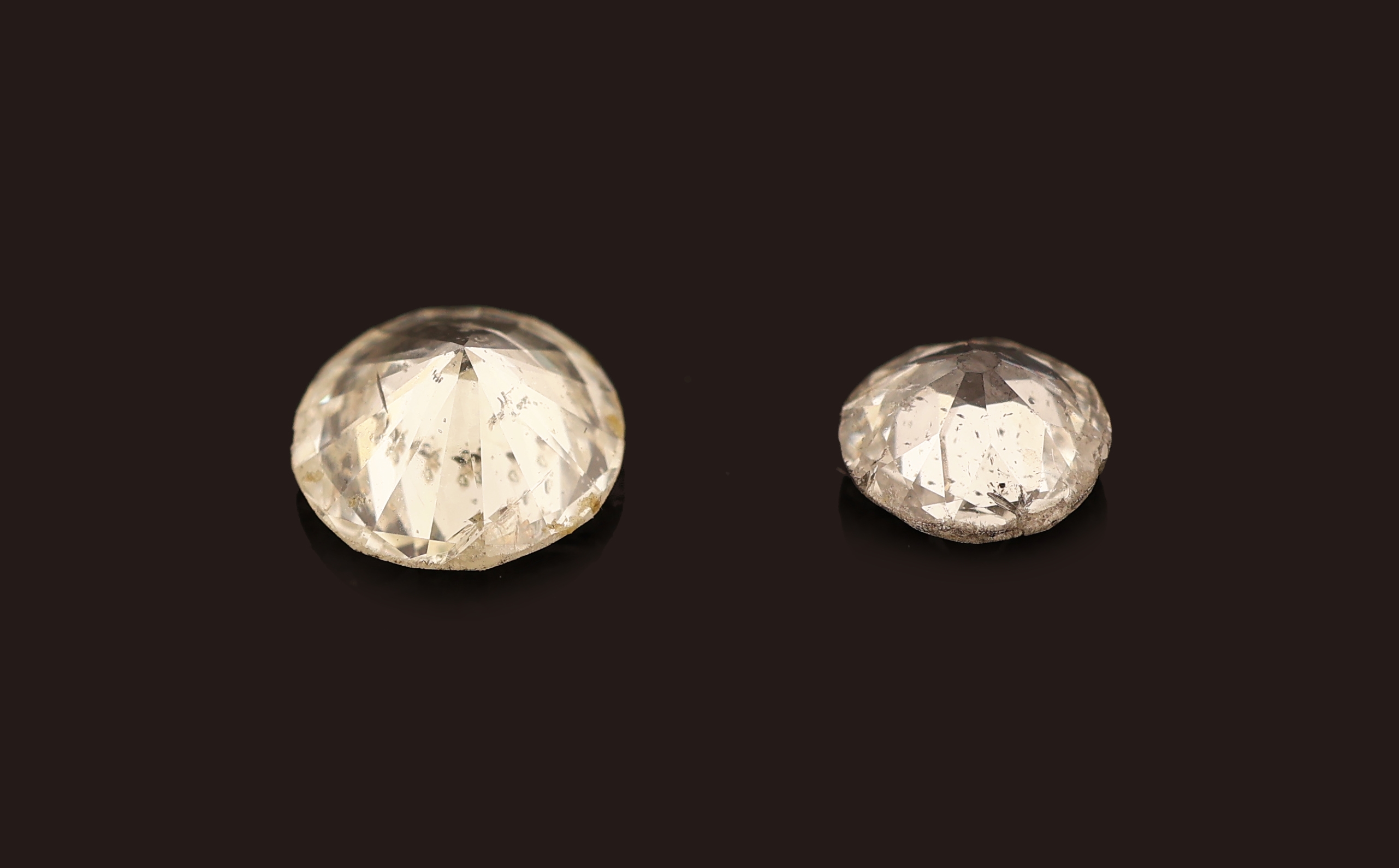 Detail a: Lot 2 lose Diamanten; 1 x Altschliffdiamant 0.31 ct l.get.Weiß/p, 1 x Brillant 0.52 ct get.Weiß/p