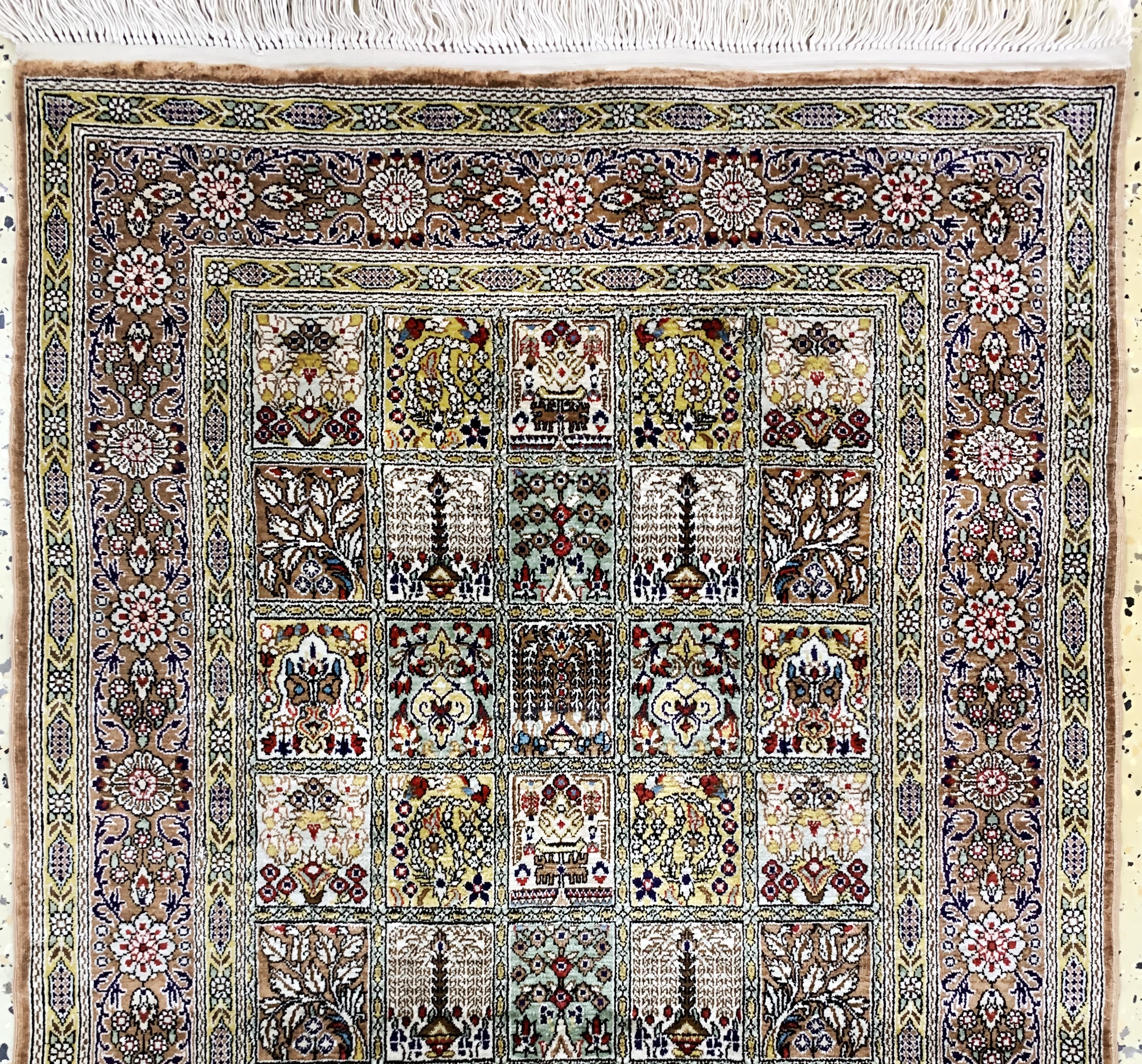 Detail a: Ghom Seide fein, China, Ende 20.Jhd, reine Naturseide, ca. 124 x 65 cm, ca. 1,0 Mio. Kn/qm, EHZ: 2