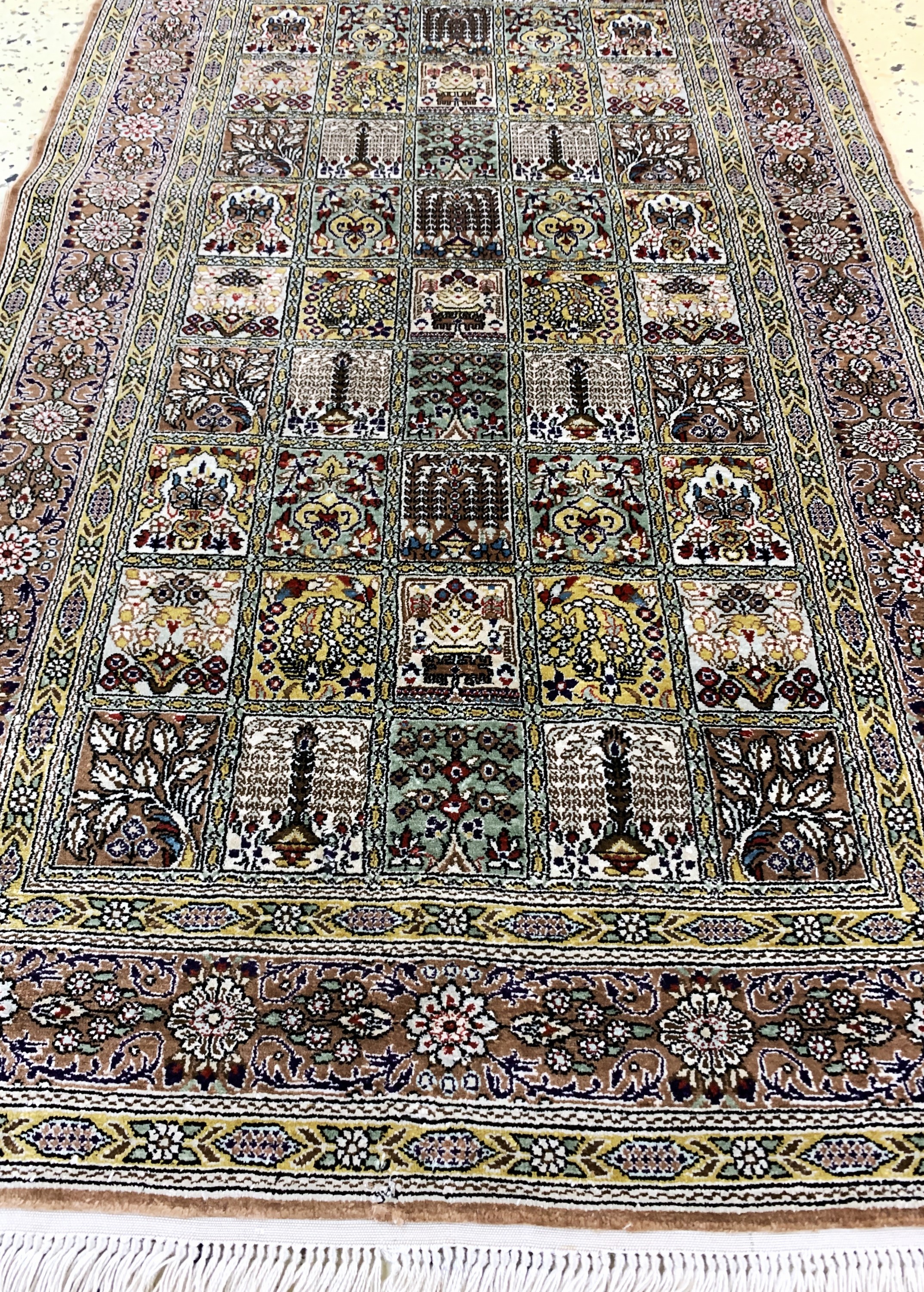 Detail d: Ghom Seide fein, China, Ende 20.Jhd, reine Naturseide, ca. 124 x 65 cm, ca. 1,0 Mio. Kn/qm, EHZ: 2