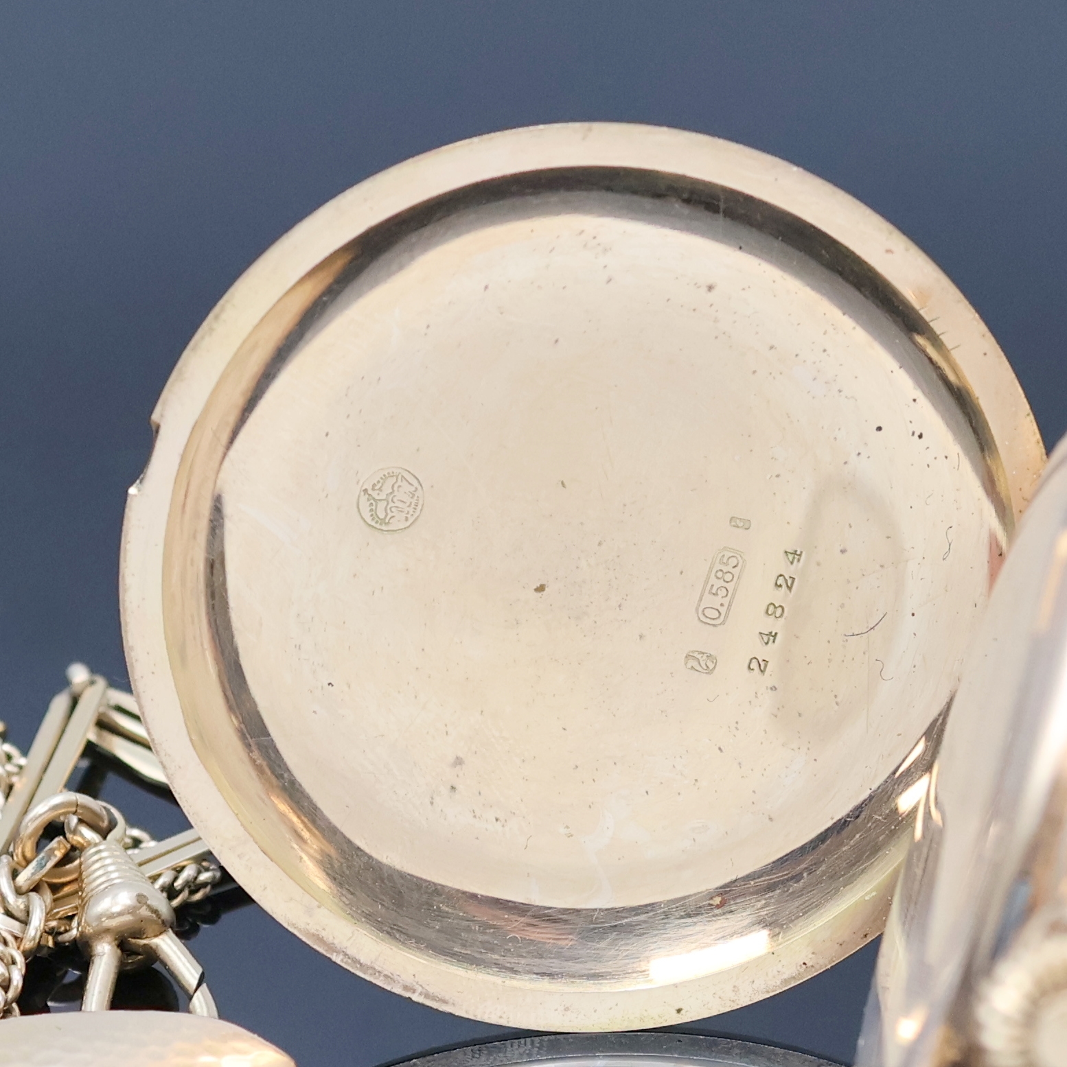 Detail a: FRIEDRICH WILHELM BURSCHELL Savonette in RG 585/000, Deutschland um 1907, 3 Deckel Goldgeh. dell., beids. guill., Sprungdeckel m. Monogramm, ...