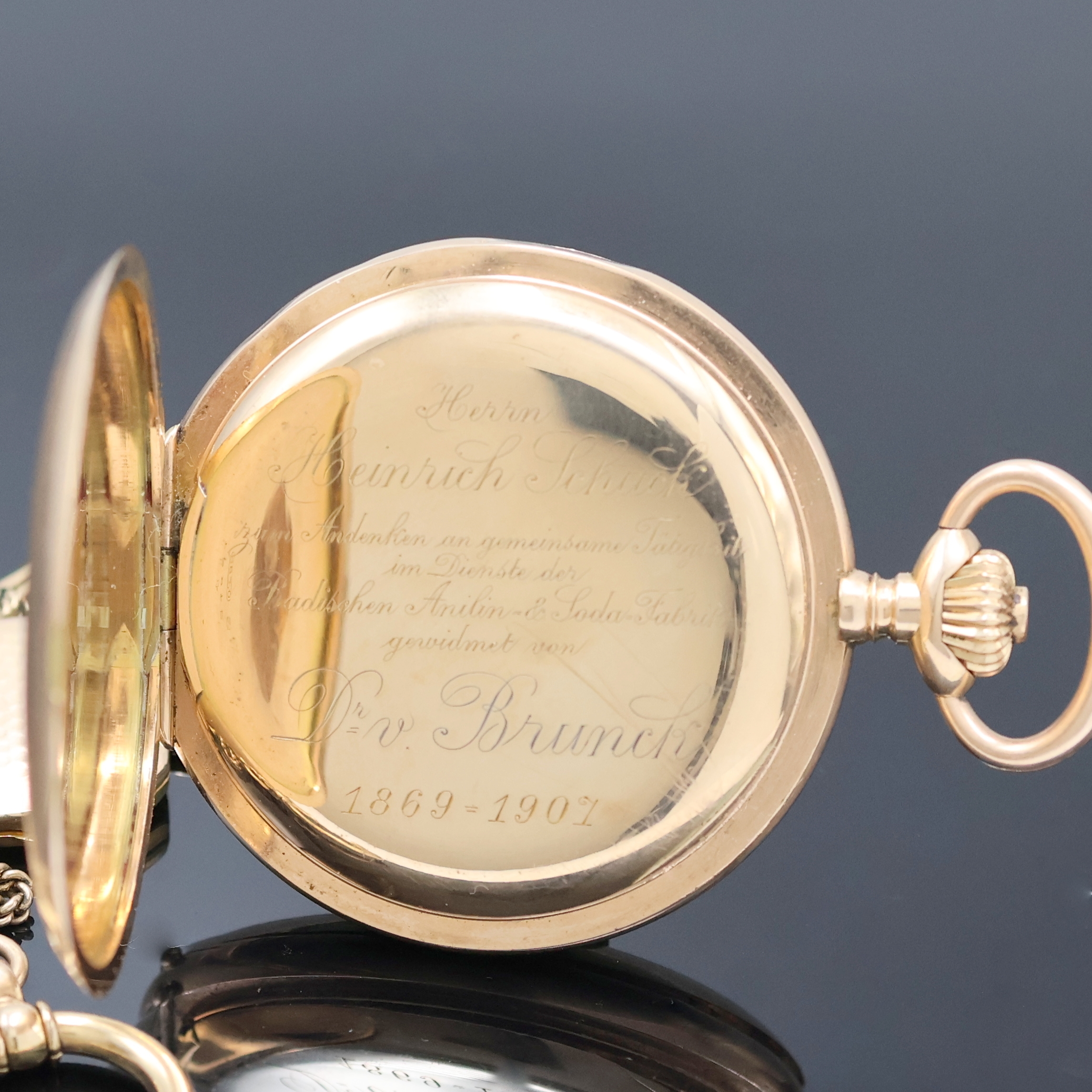 Detail d: FRIEDRICH WILHELM BURSCHELL Savonette in RG 585/000, Deutschland um 1907, 3 Deckel Goldgeh. dell., beids. guill., Sprungdeckel m. Monogramm, ...