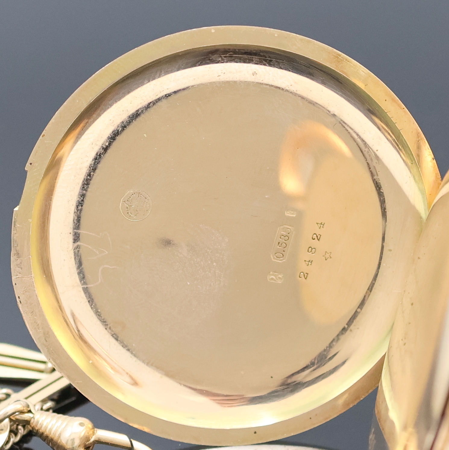 Detail e: FRIEDRICH WILHELM BURSCHELL Savonette in RG 585/000, Deutschland um 1907, 3 Deckel Goldgeh. dell., beids. guill., Sprungdeckel m. Monogramm, ...