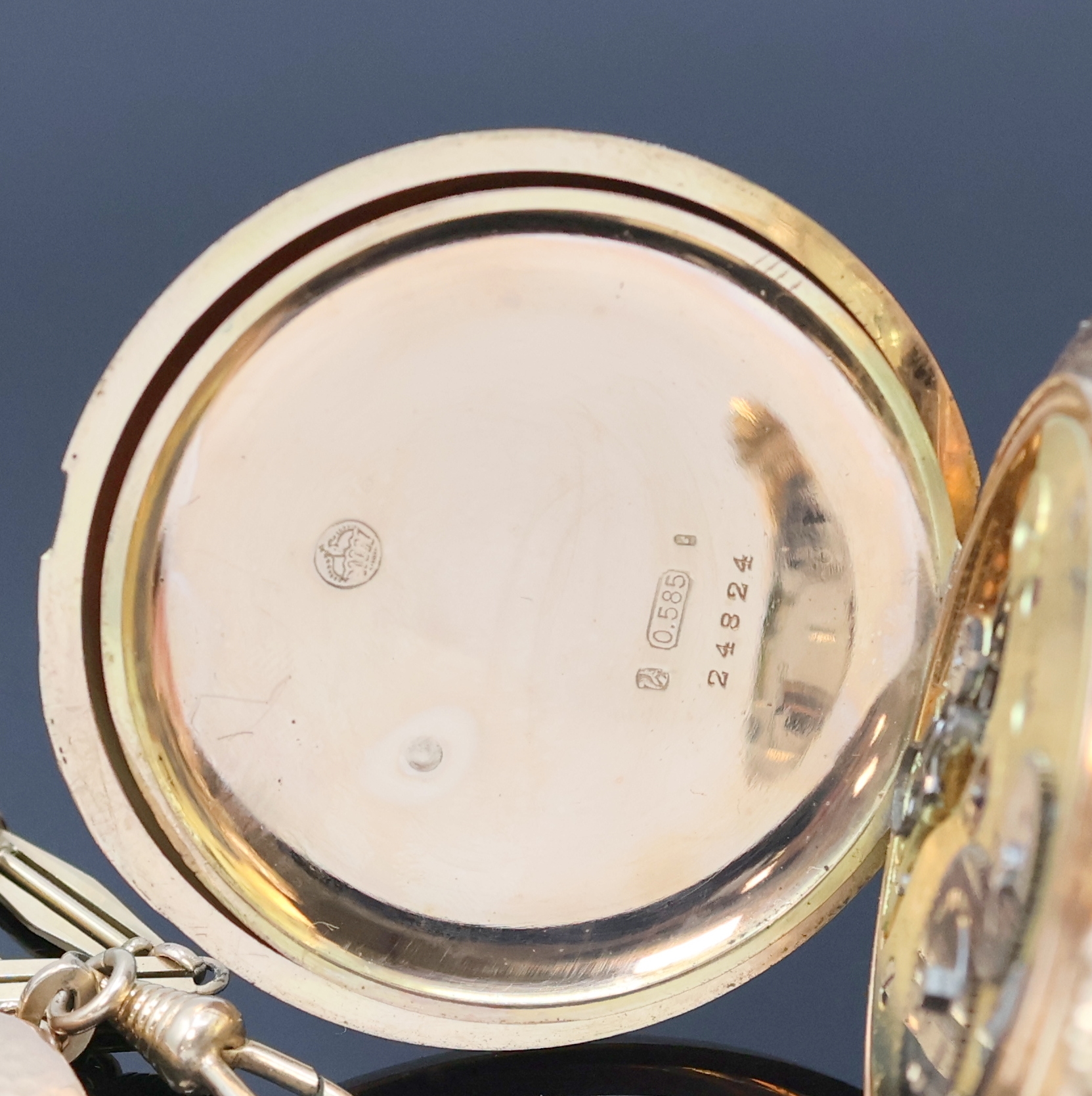 Detail f: FRIEDRICH WILHELM BURSCHELL Savonette in RG 585/000, Deutschland um 1907, 3 Deckel Goldgeh. dell., beids. guill., Sprungdeckel m. Monogramm, ...