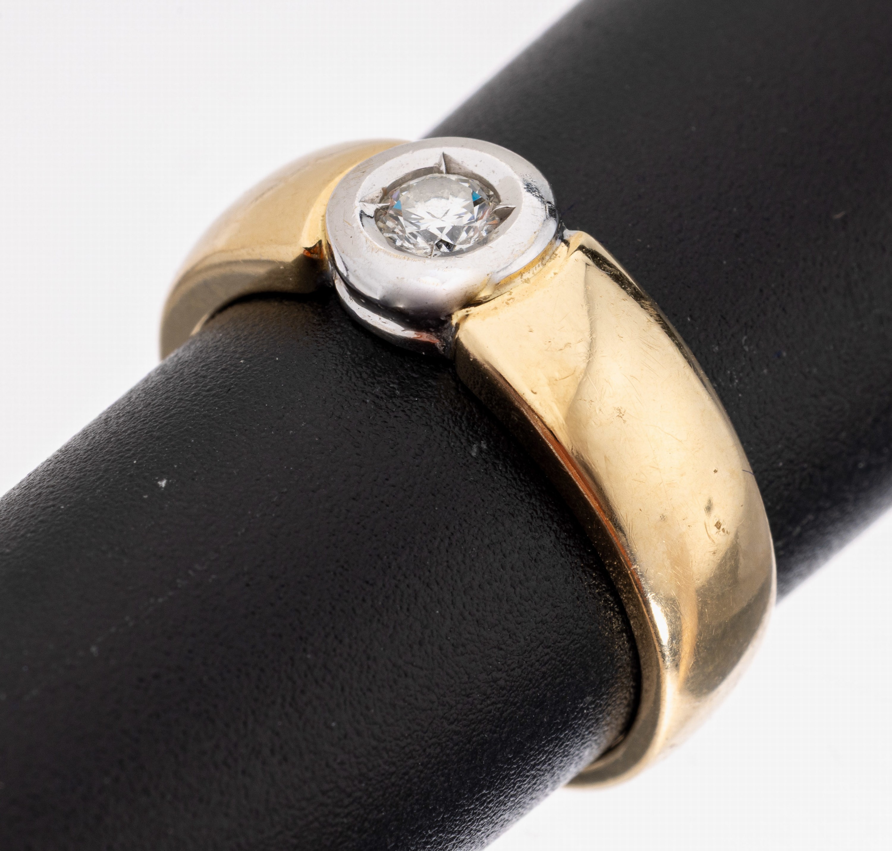 14 kt Gold Brillant-Ring, GG/WG 585/000, in WG gefasster Brillant ca. 0.18 ct Weiß/si, RW 54, ca. 5.1 g