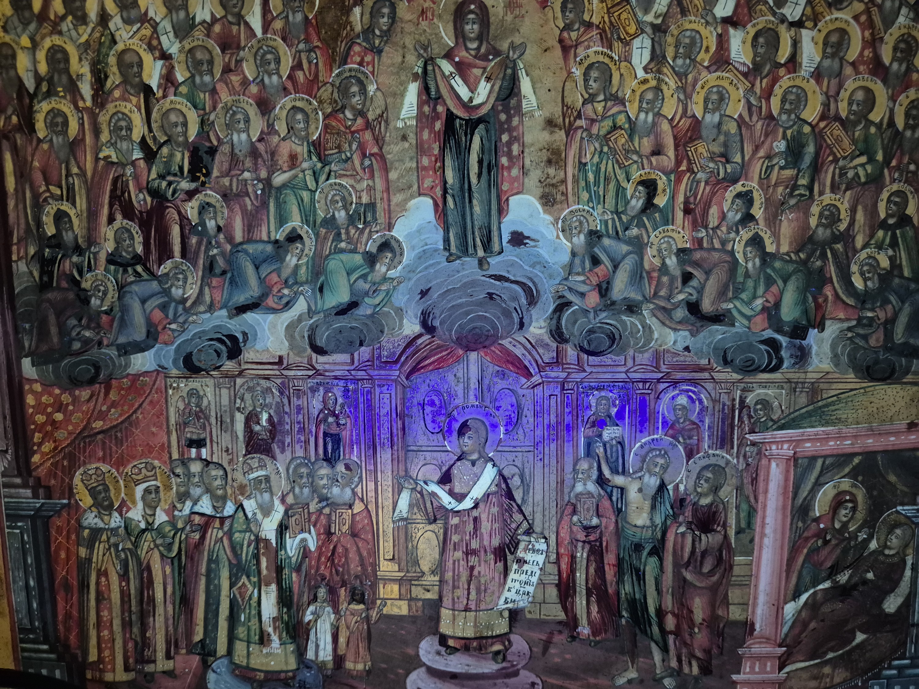 Detail b: Große Ikone Gottesmutter Schutzmantel (Pokrov), Russland, ausgehendes 19.Jh., Tempera auf Holz, reiche Goldstaffage, im Zentrum die Gottesmutter wie ...