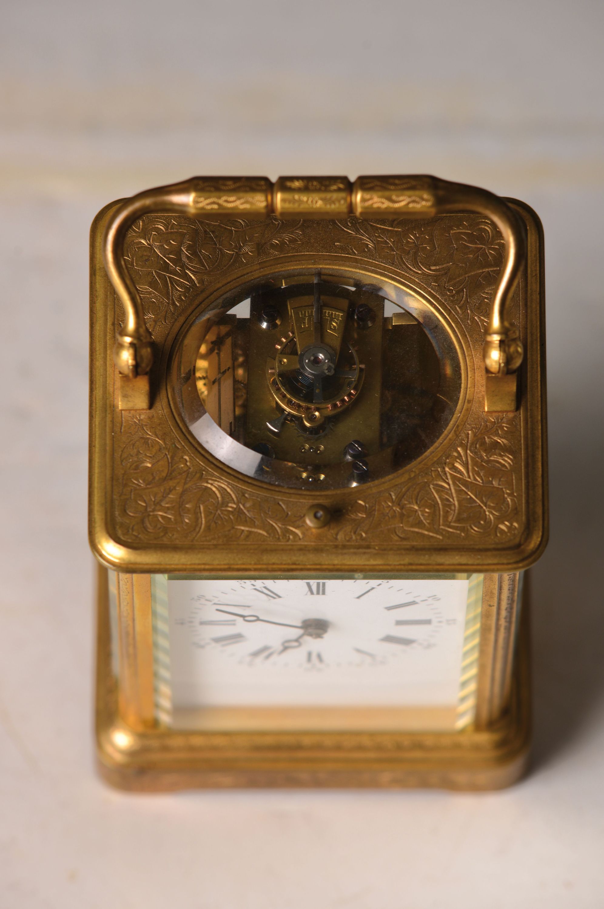 Detail a: Reiseuhr mit Halbstd.-Schlag, Frankreich um 1900, verziertes Messinggehäuse, Stil Corniche, allseitig facett. verglast, Emailzifferblatt, ...