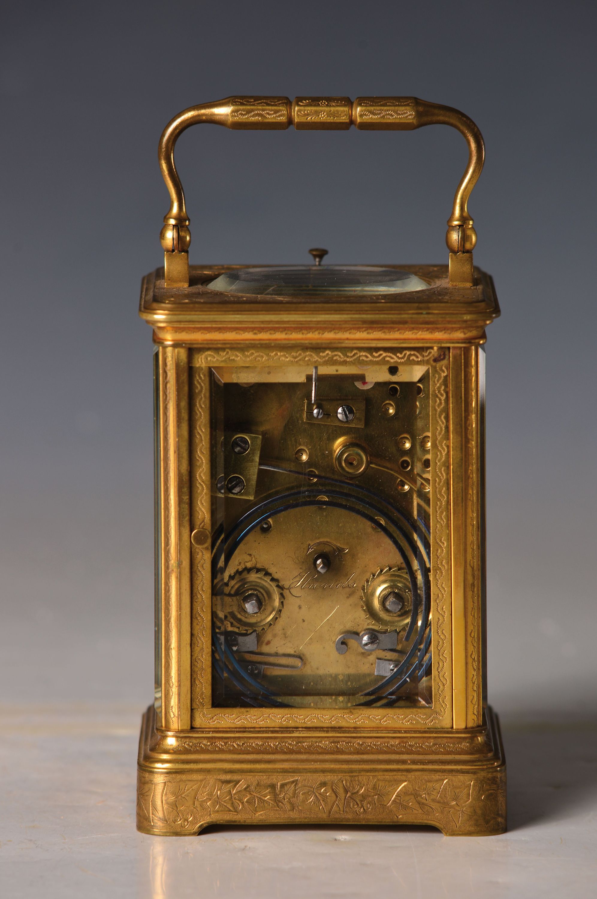 Detail b: Reiseuhr mit Halbstd.-Schlag, Frankreich um 1900, verziertes Messinggehäuse, Stil Corniche, allseitig facett. verglast, Emailzifferblatt, ...