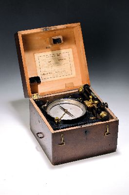 Image 26963050 - Theodolit, Neuhöfer & Sohn, Wien, datiert 1909, Vermessungskompass mit ...