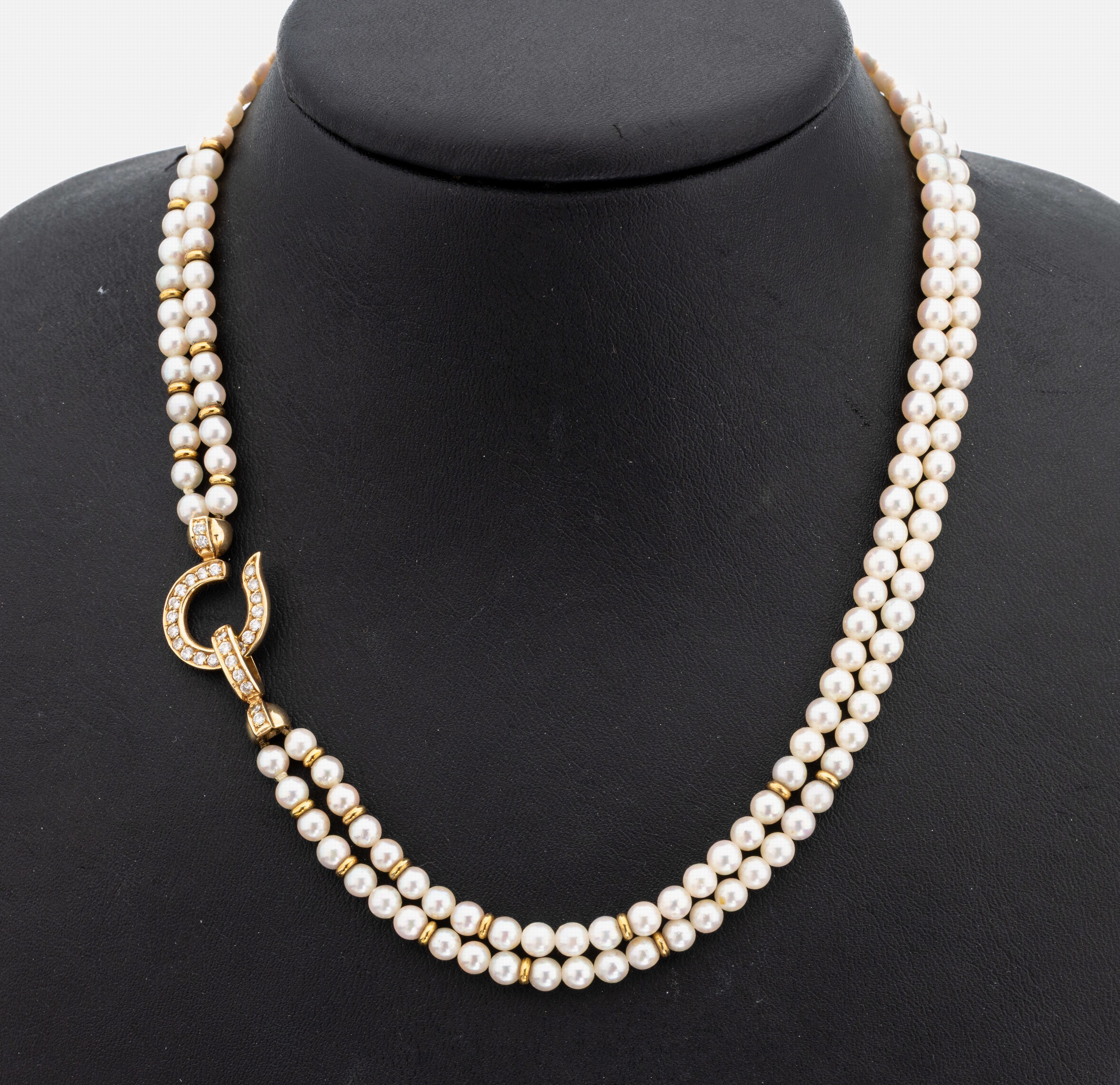 Zuchtperl-Collier mit 14 kt Gold Brillant- Schmuckschließe, GG 585/000, 2-rhg. Akoyazuchtperlen, D. ca. 4.2 mm, linsenf. Zwischenglieder in GG, ...