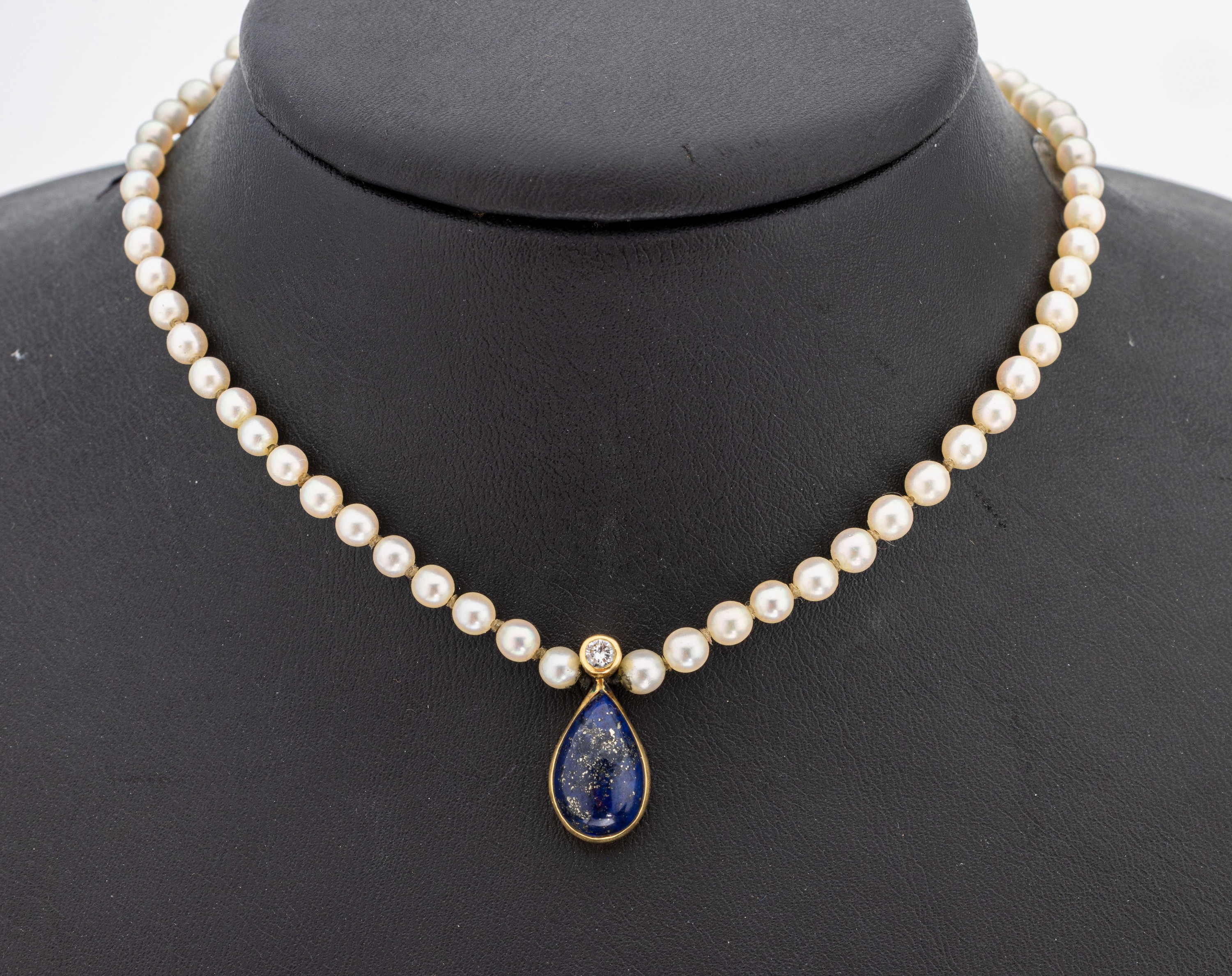 Zuchtperl-Collier mit 14 kt Gold Lapislazuli- Brillant-Mittelteil, GG 585/000, Akoyazuchtperlen, D. ca. 4 mm, tropfenf. Mittelteil mit ...