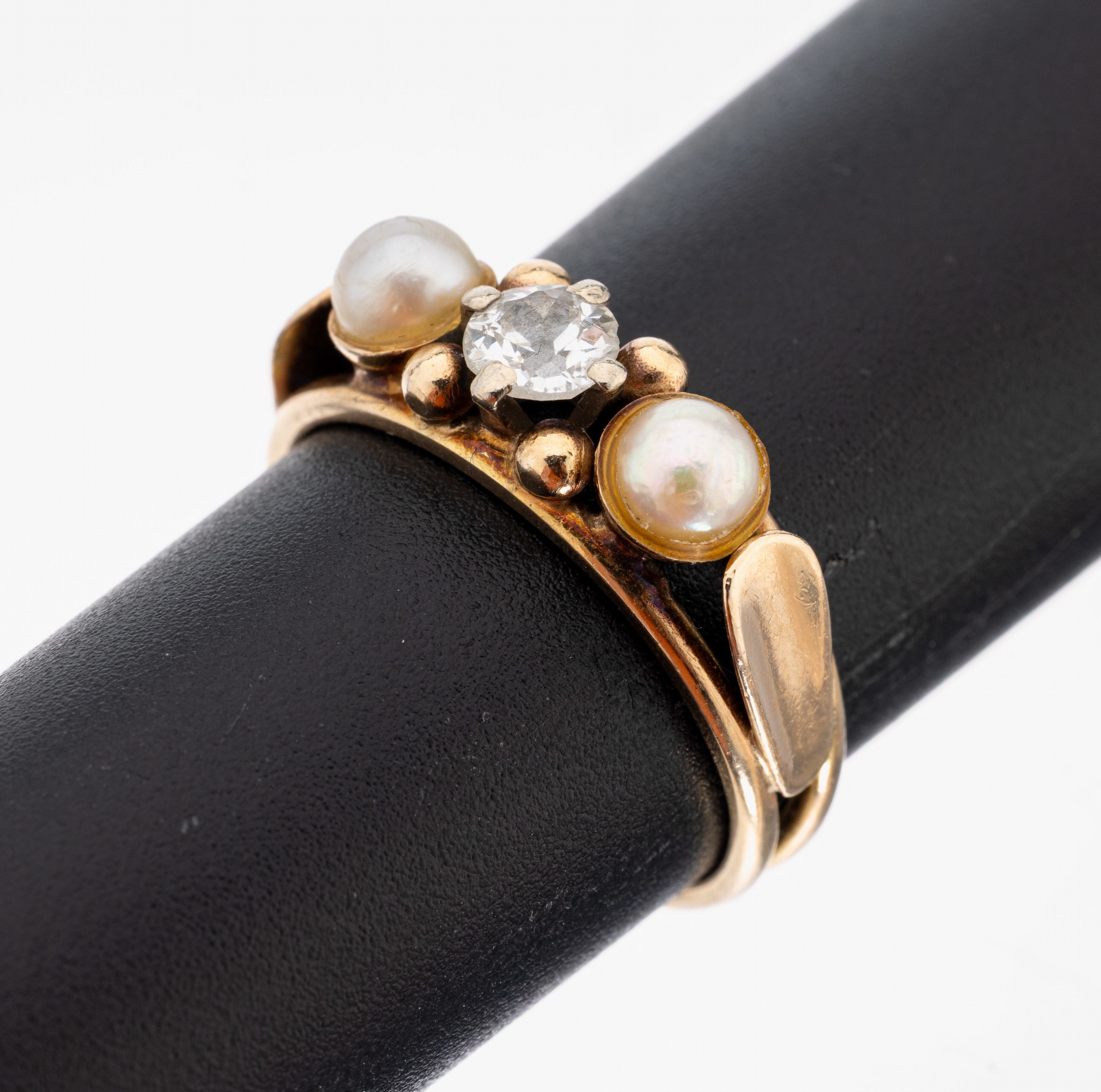 14 kt Gold Diamant-Perl-Ring, GG 585/000, mittig Altschliffdiamant ca. 0.20 ct l.get.Weiß/si, Stein besch., seitl. 2 kl. Zuchtperlen, RW 55, ca. ...