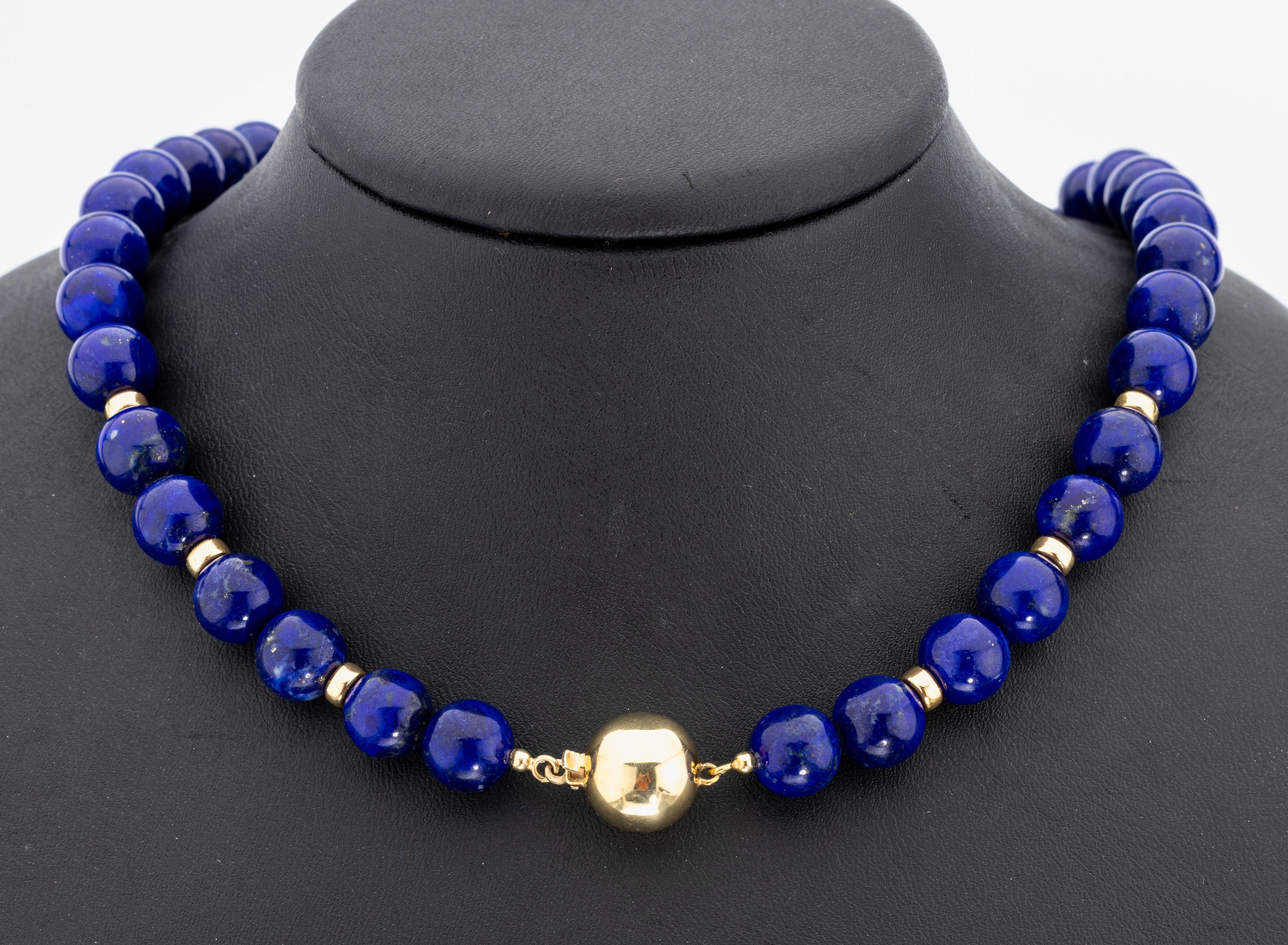 Lapislazuli-Collier mit 14 kt Gold Schließe, GG 585/000, Lapislazuli-Kugeln, D. ca. 10 mm, Zwischenglieder GG, Kugelschließe, L. ca. 44 cm