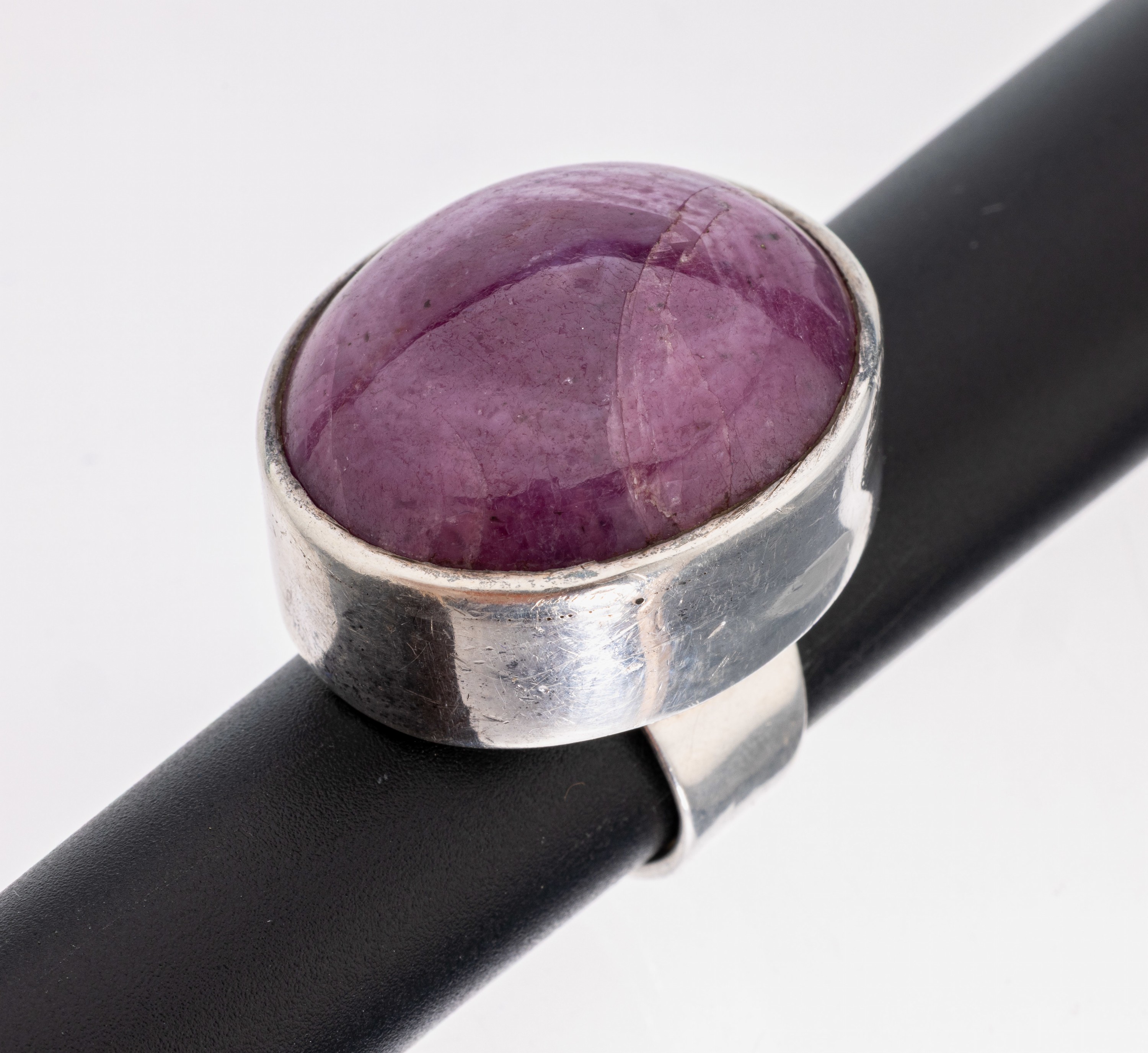 Massiver Rubin-Ring, 800er Silber, schlichte Gestaltung, gr. ovaler Rubin- Cabochon ca. 100.00 ct, RW 58, ca. 44.3 g