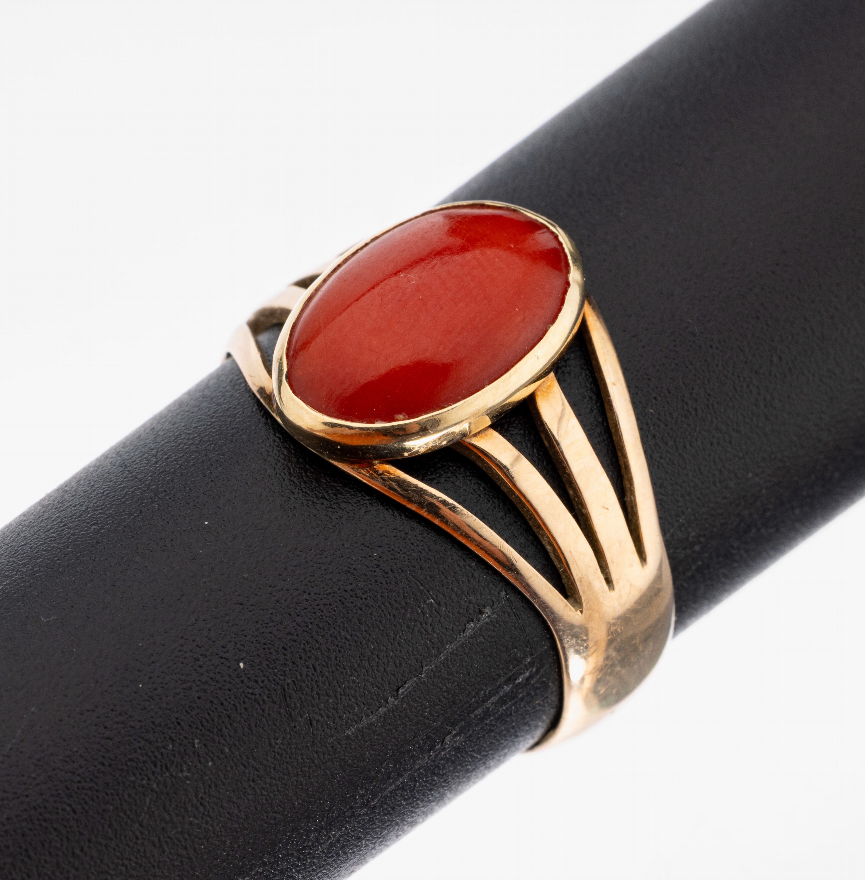 14 kt Gold Korallen-Ring, wohl um 1900, GG 585/000, schlicht, vier geteilte Ringschulternmittig ovaler Korallen-Cabochon, RW 63, ca. 4.5 g, Versand ...