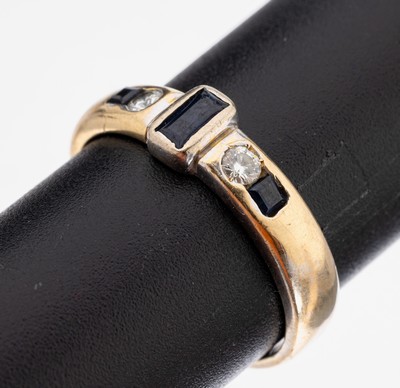 Image 26963227 - 18 kt Gold Saphir-Brillant-Ring, GG/WG 750/000, 1 Saphir-Baguette und 2-Carrees zus. ...