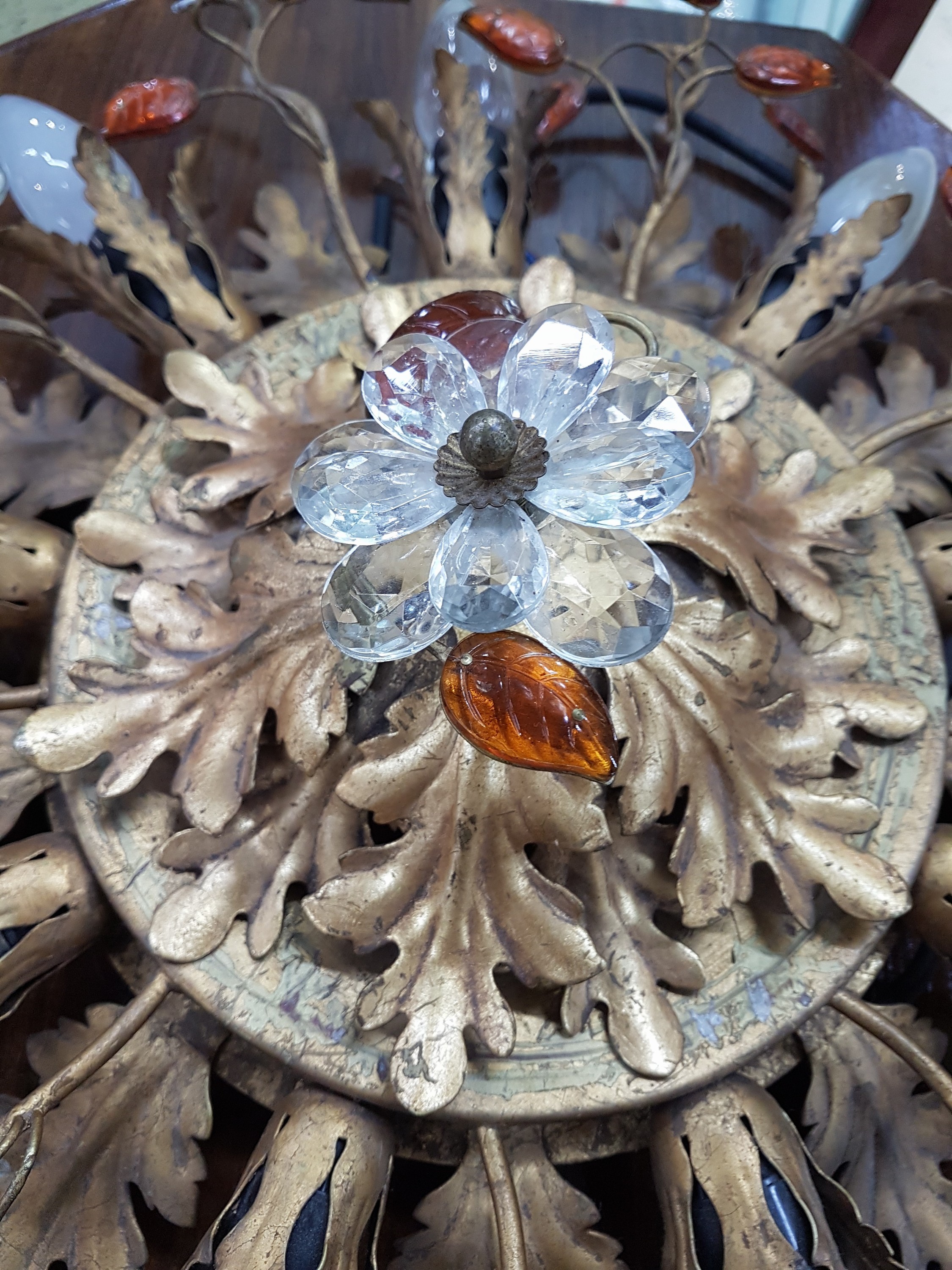 Detail c: Deckenleuchte, Maisons Bagues, 1960er Jahre, vergoldete Metallmonturen mit Blattdekor, farbloser und bernsteinfarbener Kristallbesatz, 9 ...
