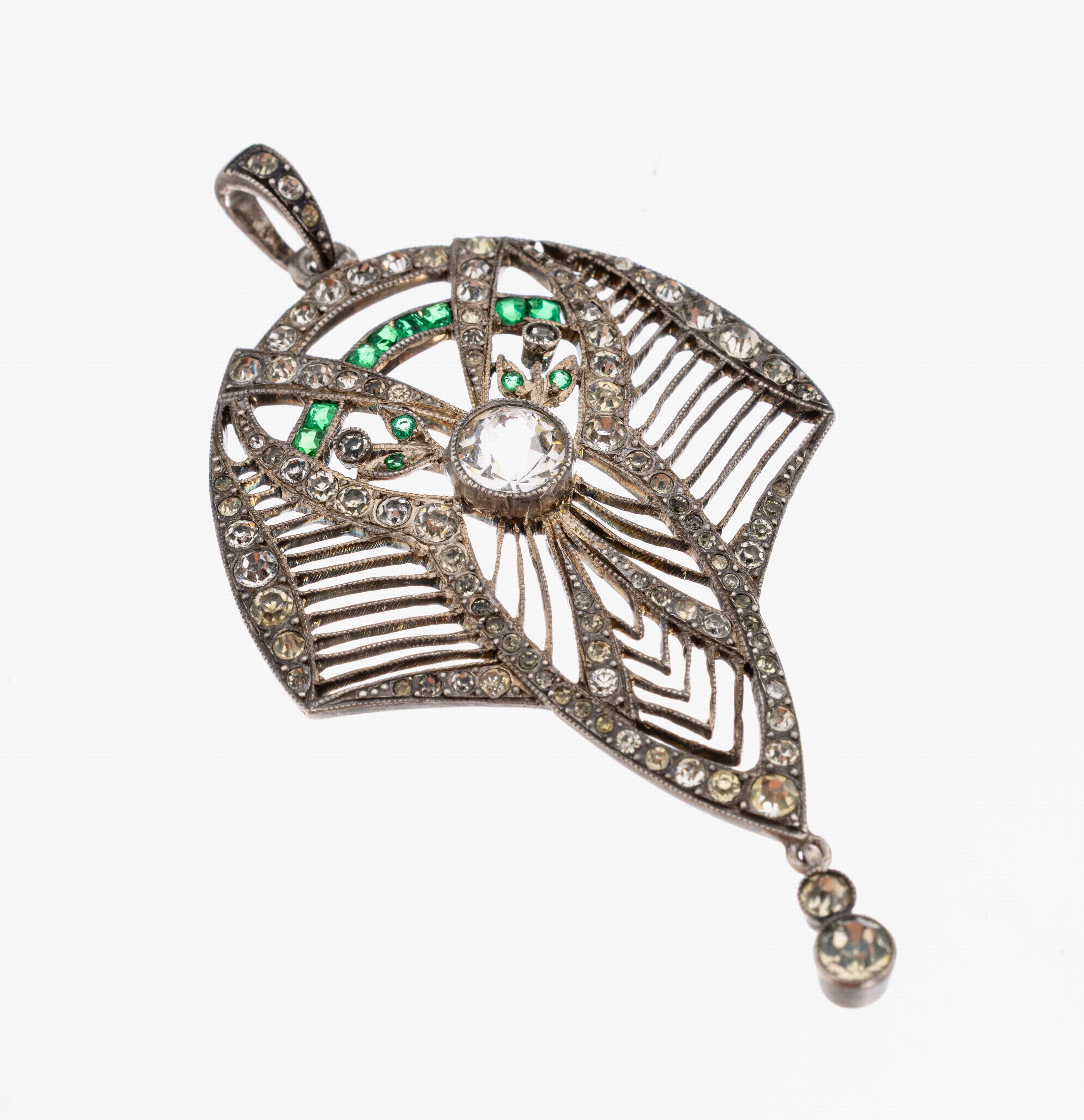 Jugendstil-Anhänger, um 1900, Silber gepr.,Vorlage für Echtschmuck, farblose und smaragdfarb. Strasssteine, ca. 5 x 3 cm