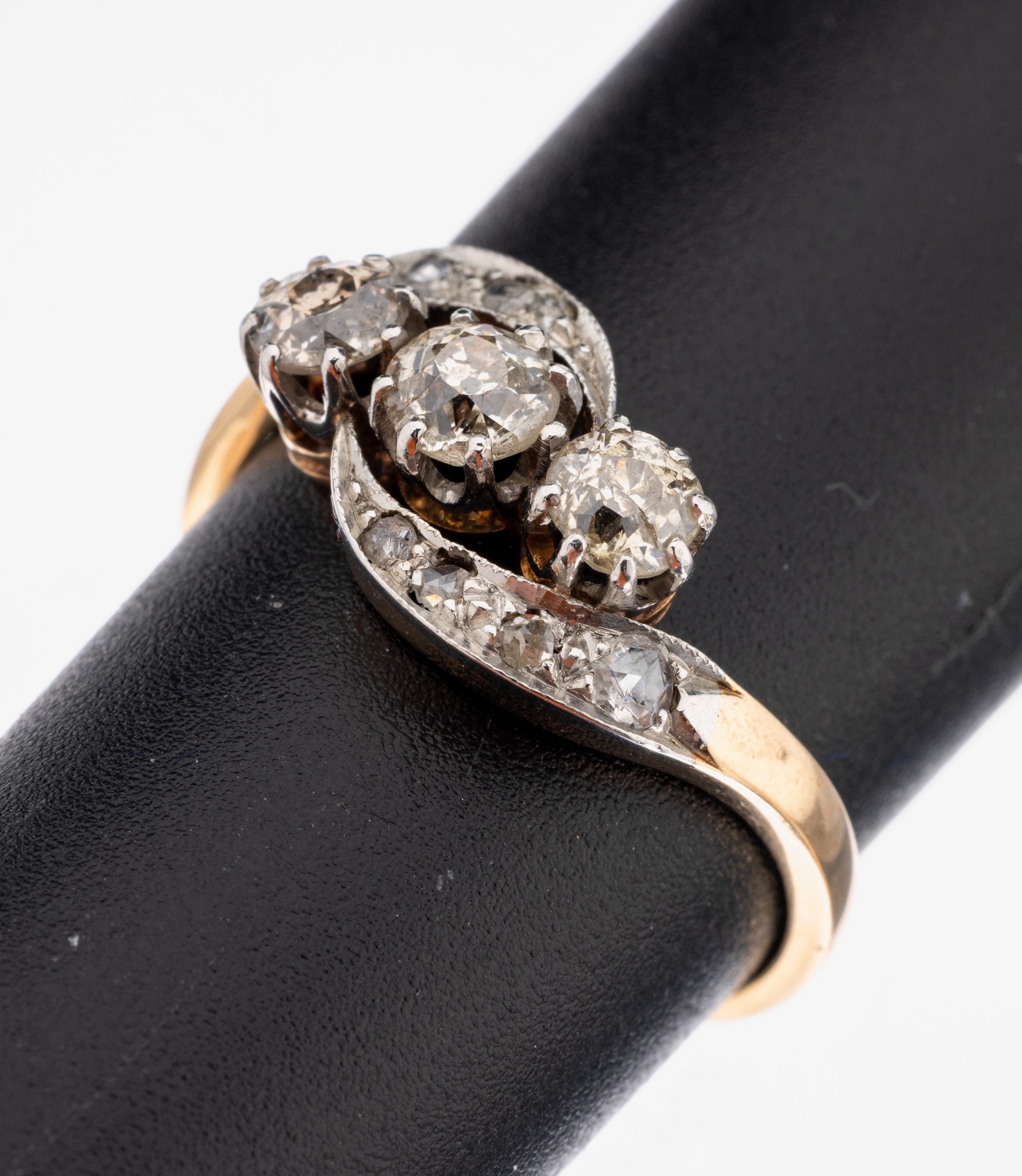 14 kt Gold Diamant-Ring, um 1925-30, GG/WG 585/000, asymmetrisch, mittig 3 erhaben gefasste Altschliffdiamanten zus. ca. 0.65 ct get.Weiß/p, 8 kl. ...