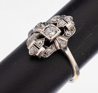 Image 26963654 - 14 kt Gold Diamant-Ring, um 1930, WG 585/000, geometrischer Ringkopf durchbrochen ...