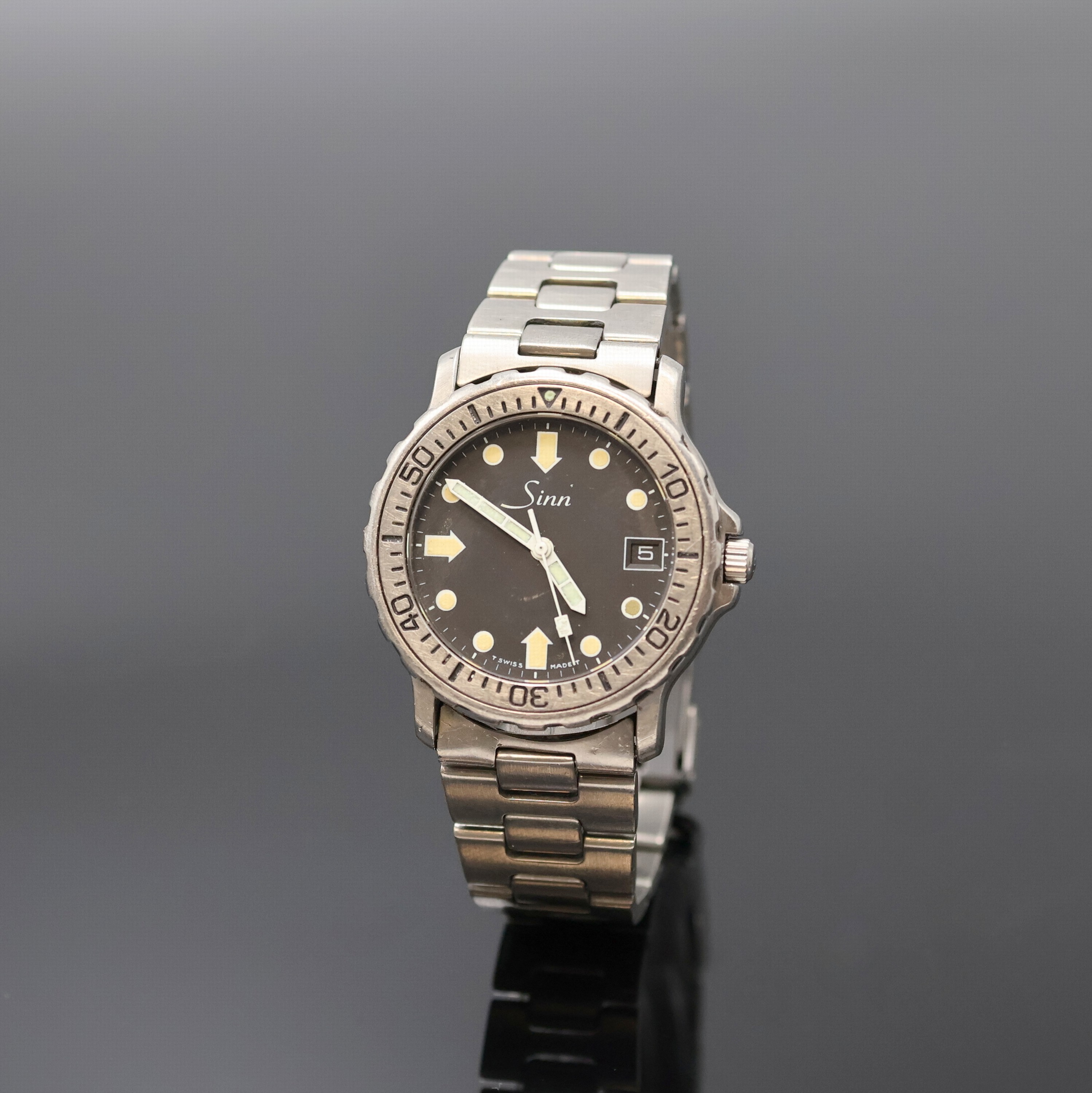 SINN Herrenarmbanduhr, Schweiz/Deutschland 1990er Jahre, Automatik, Titangeh. inkl. Gliederband m. Faltschl., Boden und Krone verschr. (Welle zur ...