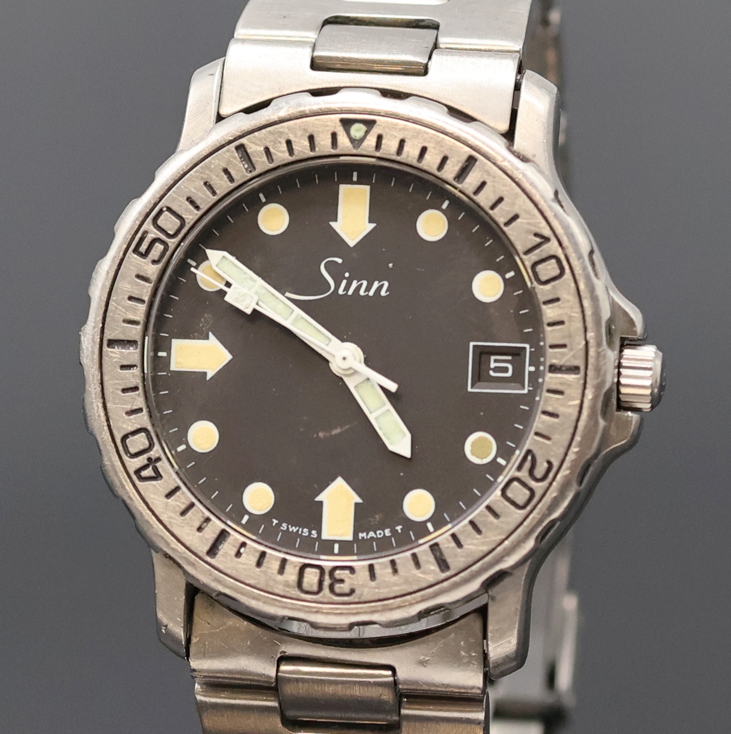 Detail a: SINN Herrenarmbanduhr, Schweiz/Deutschland 1990er Jahre, Automatik, Titangeh. inkl. Gliederband m. Faltschl., Boden und Krone verschr. (Welle zur ...
