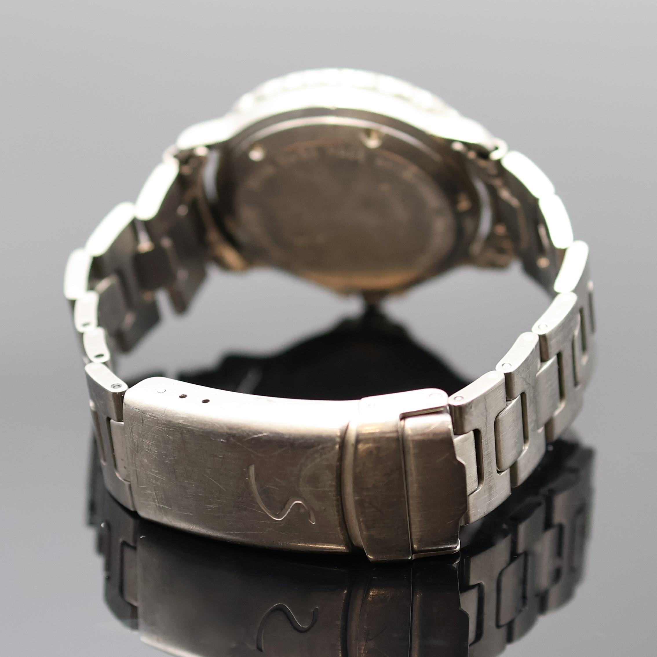 Detail b: SINN Herrenarmbanduhr, Schweiz/Deutschland 1990er Jahre, Automatik, Titangeh. inkl. Gliederband m. Faltschl., Boden und Krone verschr. (Welle zur ...