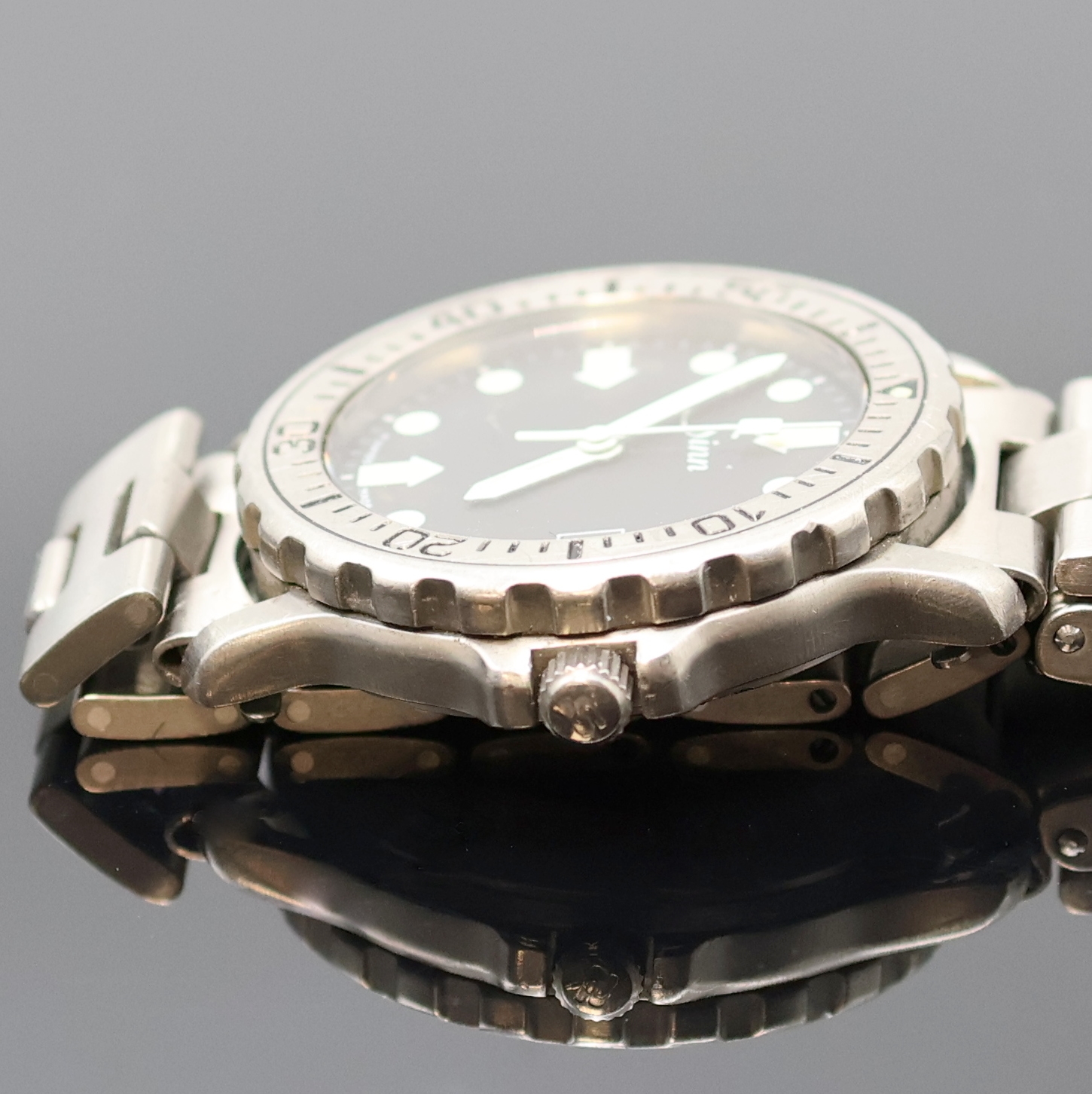 Detail c: SINN Herrenarmbanduhr, Schweiz/Deutschland 1990er Jahre, Automatik, Titangeh. inkl. Gliederband m. Faltschl., Boden und Krone verschr. (Welle zur ...