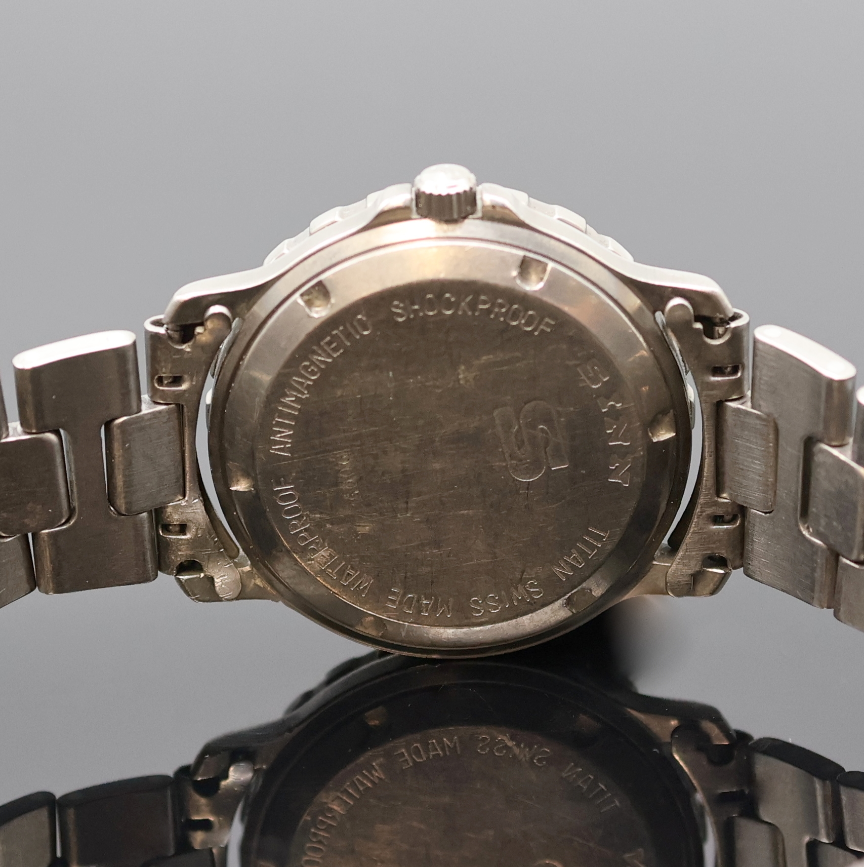 Detail d: SINN Herrenarmbanduhr, Schweiz/Deutschland 1990er Jahre, Automatik, Titangeh. inkl. Gliederband m. Faltschl., Boden und Krone verschr. (Welle zur ...