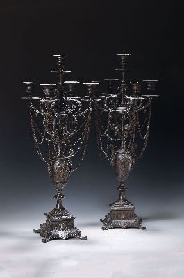 Image Paar Kerzenleuchter, Frankreich, um 1870-80, Bronze, dunkel patiniert, reliefiert mit ...