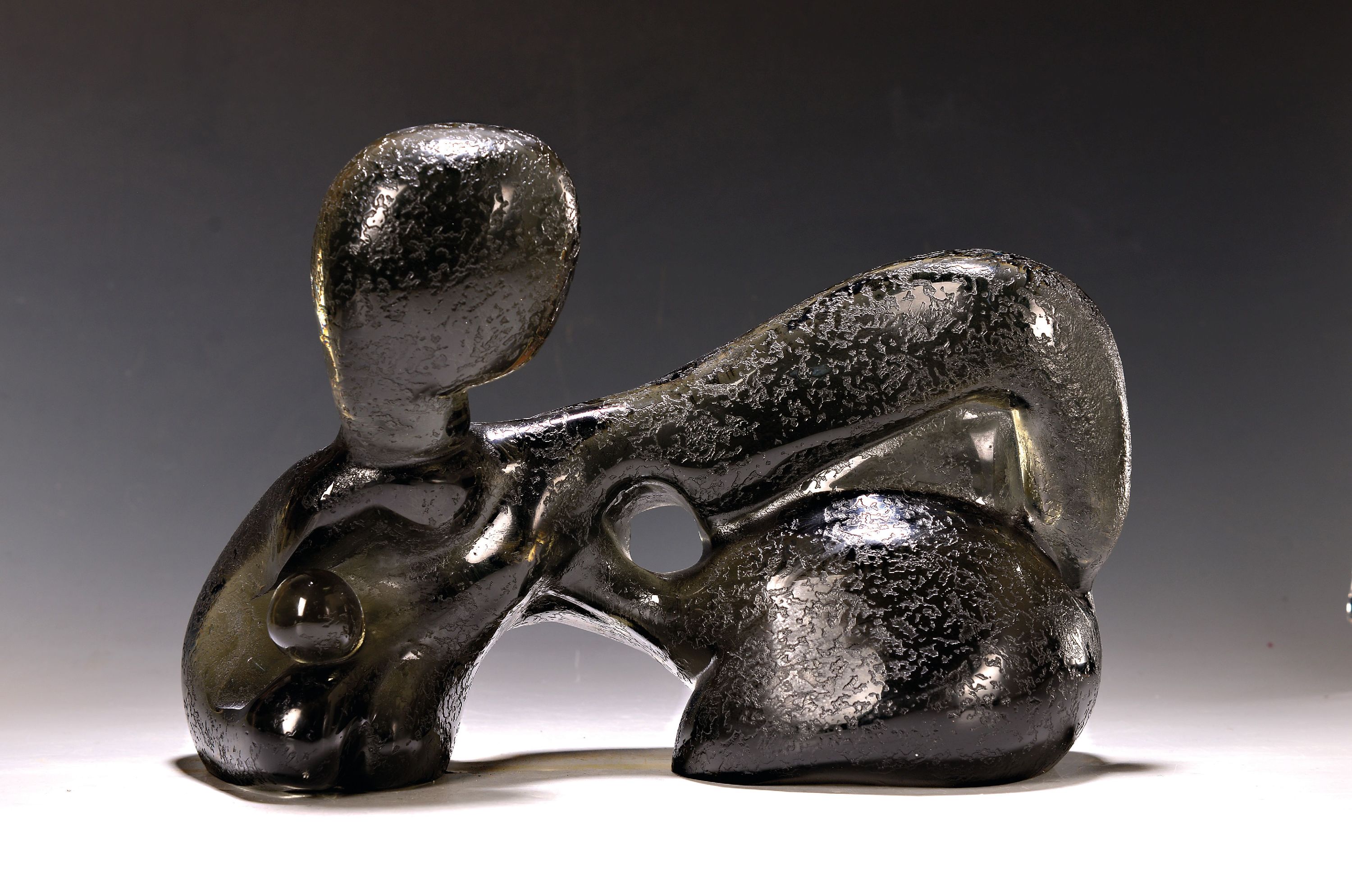 Detail k: Livio Seguso, geb. 1930, Glasskulptur, Rauchglas mit geätzter Oberfläche, signiert, ca. 25x35x15cm