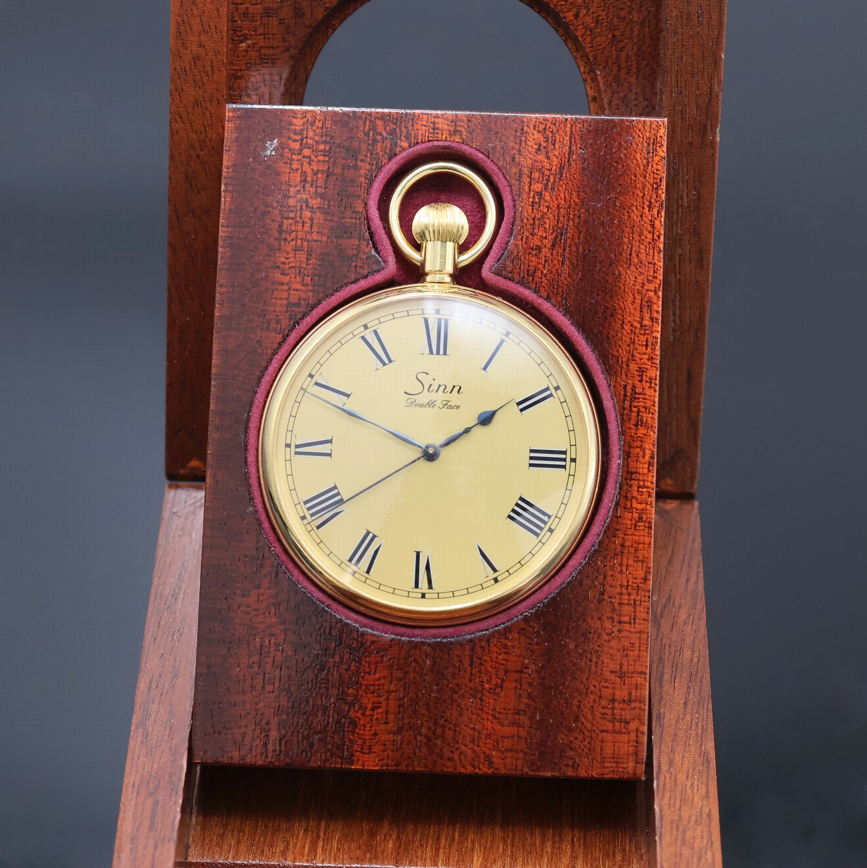 SINN seltene B-Uhr Double Face, verg. Metallgeh. beids. vergl., gold. Zifferbl. m. röm. Std., gebl. Zeiger, Anz. v. Std., Min. und Zentralsek., Werk ...