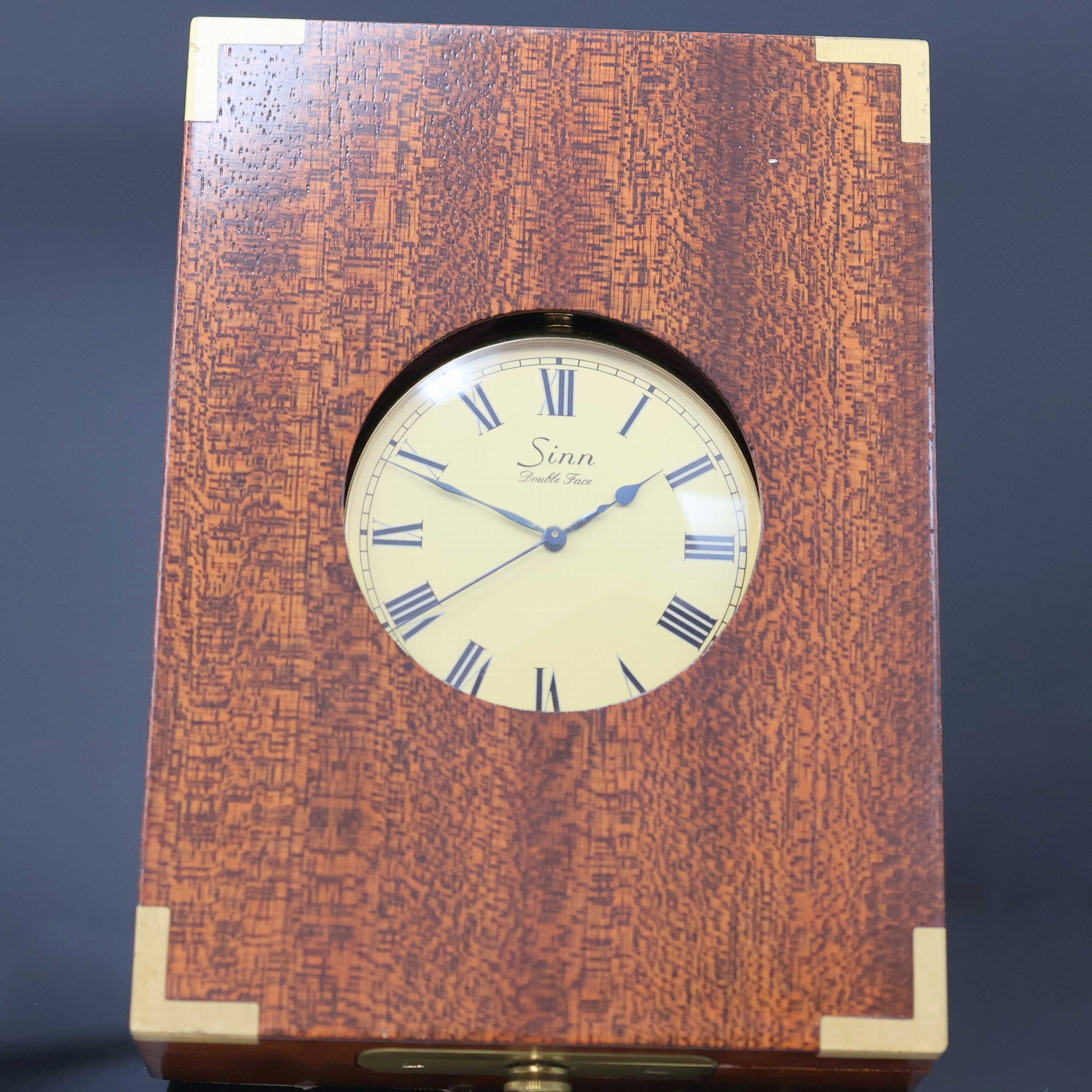Detail a: SINN seltene B-Uhr Double Face, verg. Metallgeh. beids. vergl., gold. Zifferbl. m. röm. Std., gebl. Zeiger, Anz. v. Std., Min. und Zentralsek., Werk ...