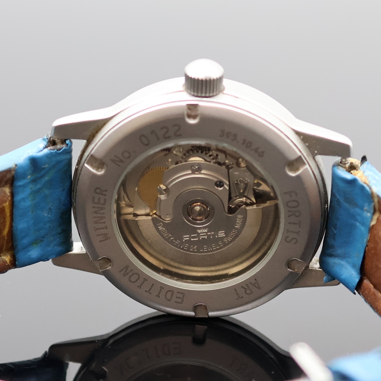 Detail d: FORTIS Edition Art Winner Herrenarmbanduhr, Schweiz um 2005, Automatik, matt. Stahlgeh. beids. vergl., Boden u. Krone verschr., mehrfarb. Zifferbl. ...