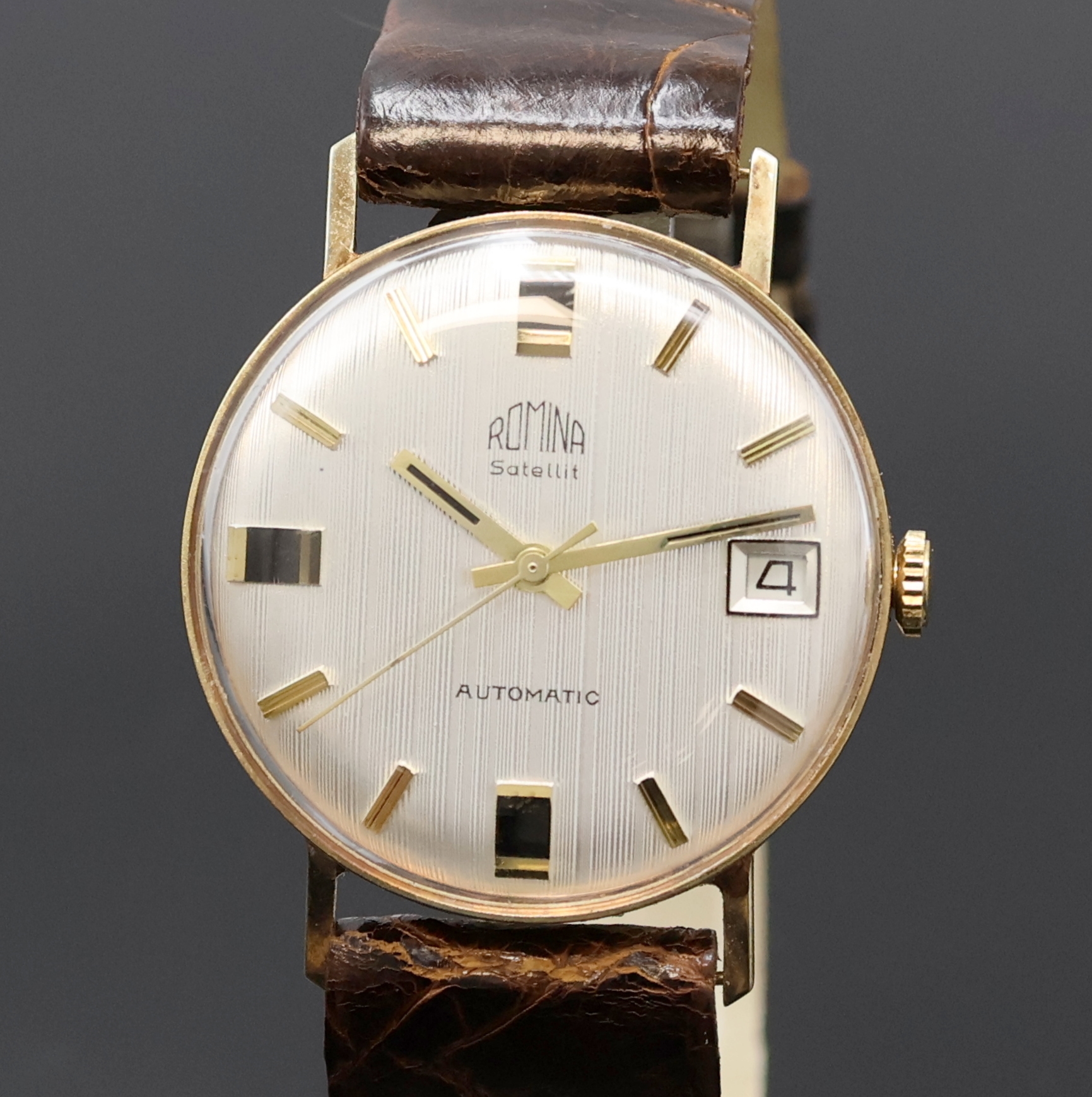 Detail a: ROMINA Satellit Armbanduhr in GG 585/000, Schweiz um 1975, Automatik, Monocoque-Geh., silb. Strukturzifferbl. m. gold. Std.-Ind. u. Zeigern, Datum b. ...