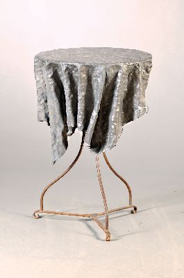 Image Beistelltisch, Eisengestell mit übergeworfener Bleiplatte, H. ca. 76cm, D. ca. ...